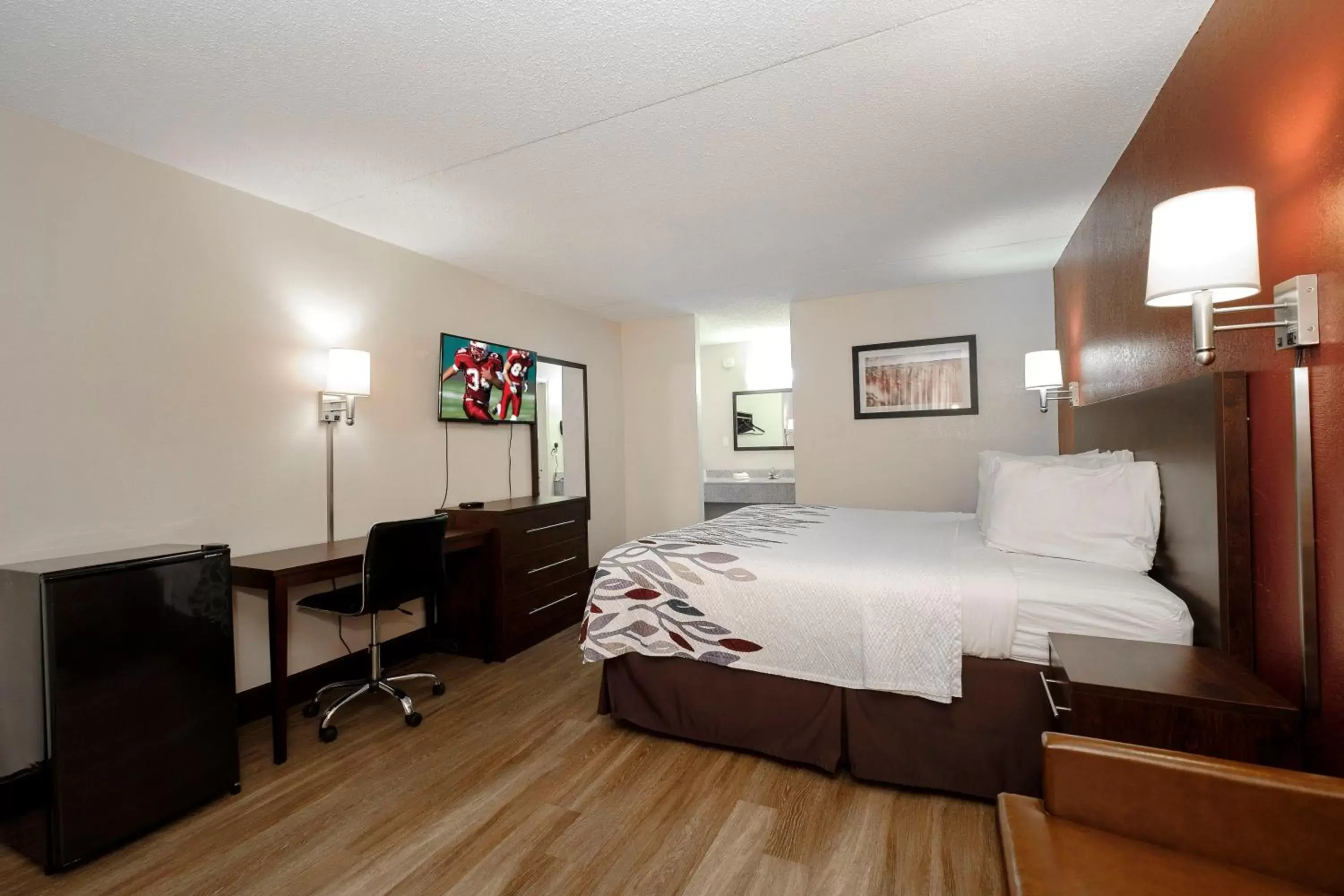 Photo of the whole room, Bed in Red Roof Inn Fredericksburg North