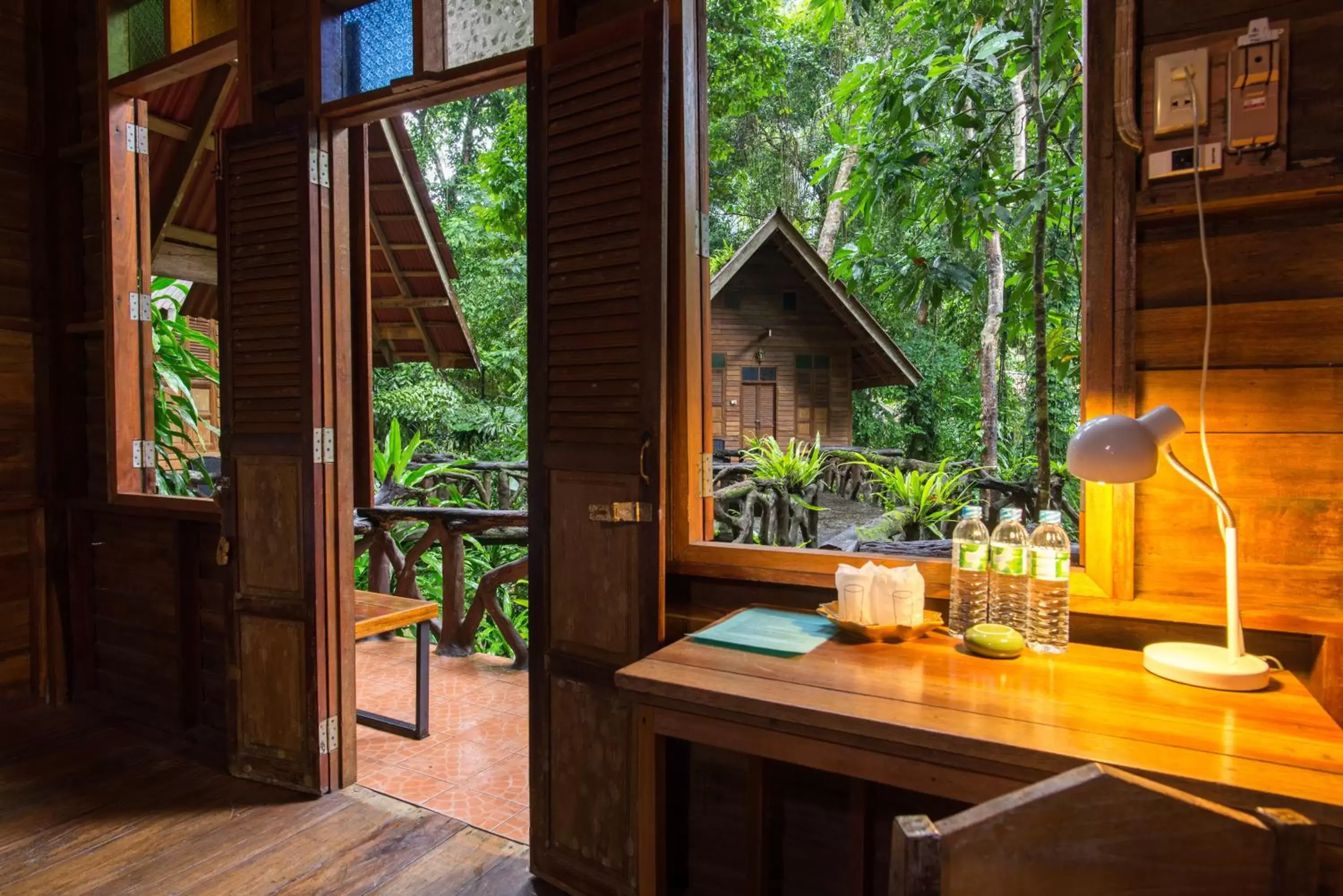 Dining area in Art's Riverview Lodge