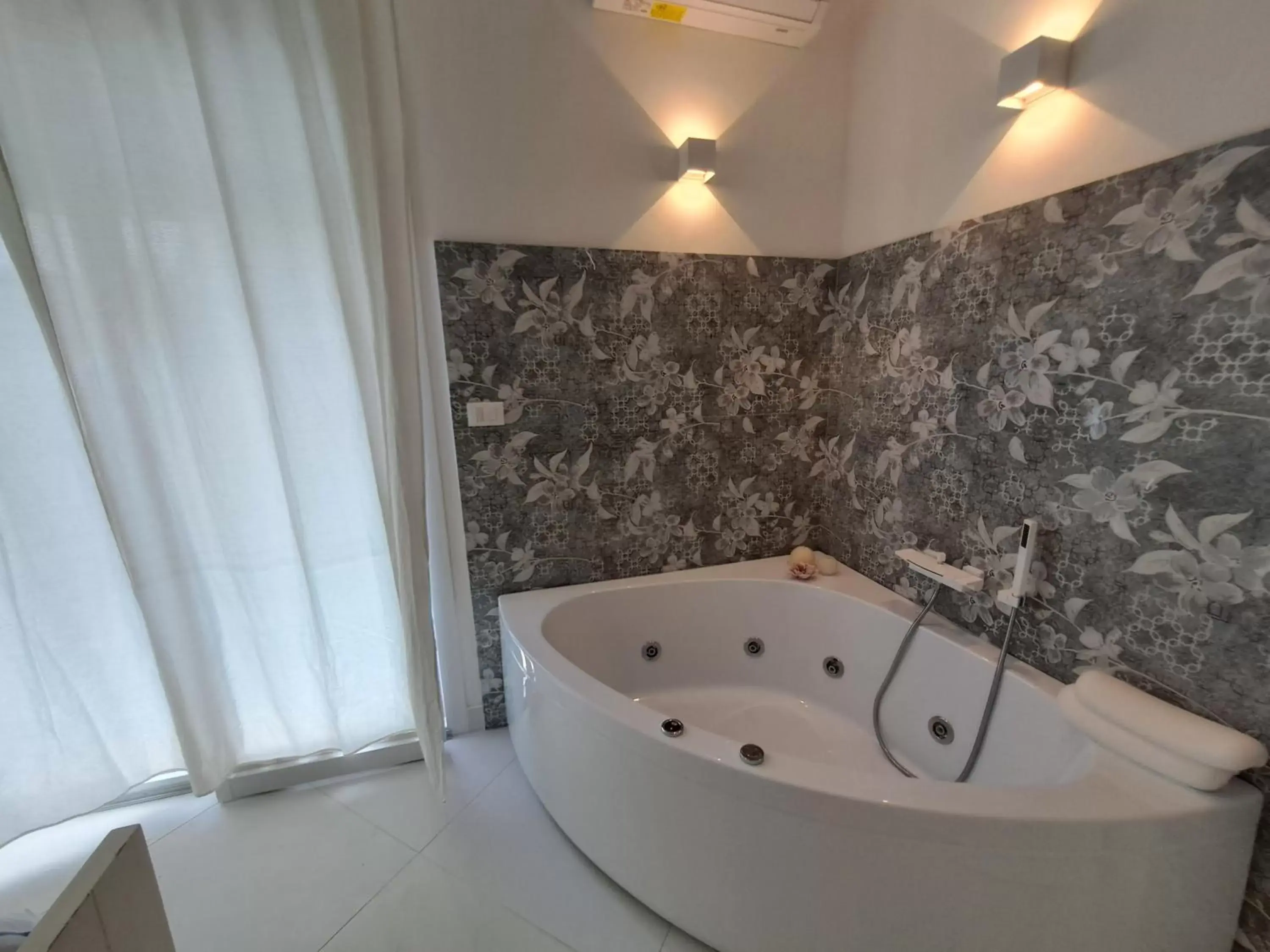 Hot Tub, Bathroom in La Luna sul Mare - Relax & Sea