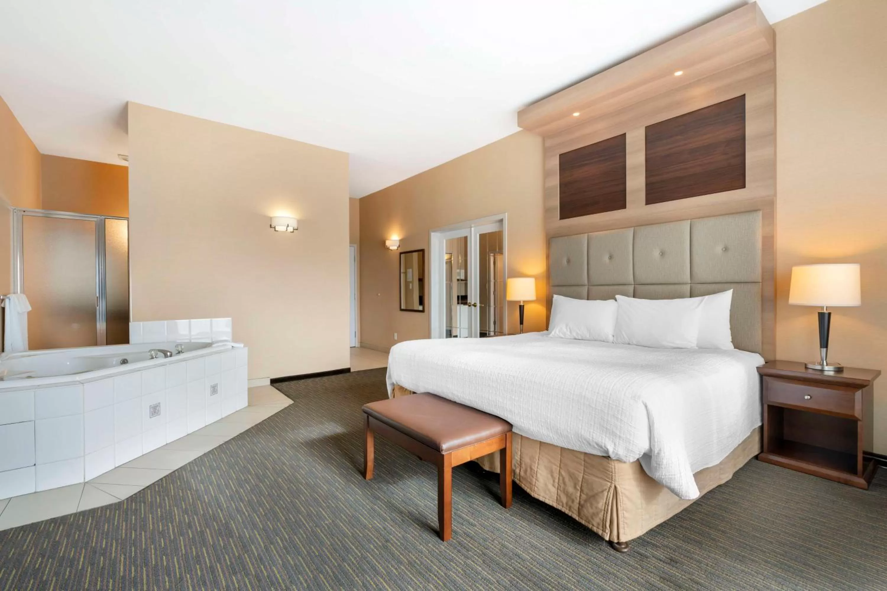 Bed in Best Western PLUS Mission City Lodge