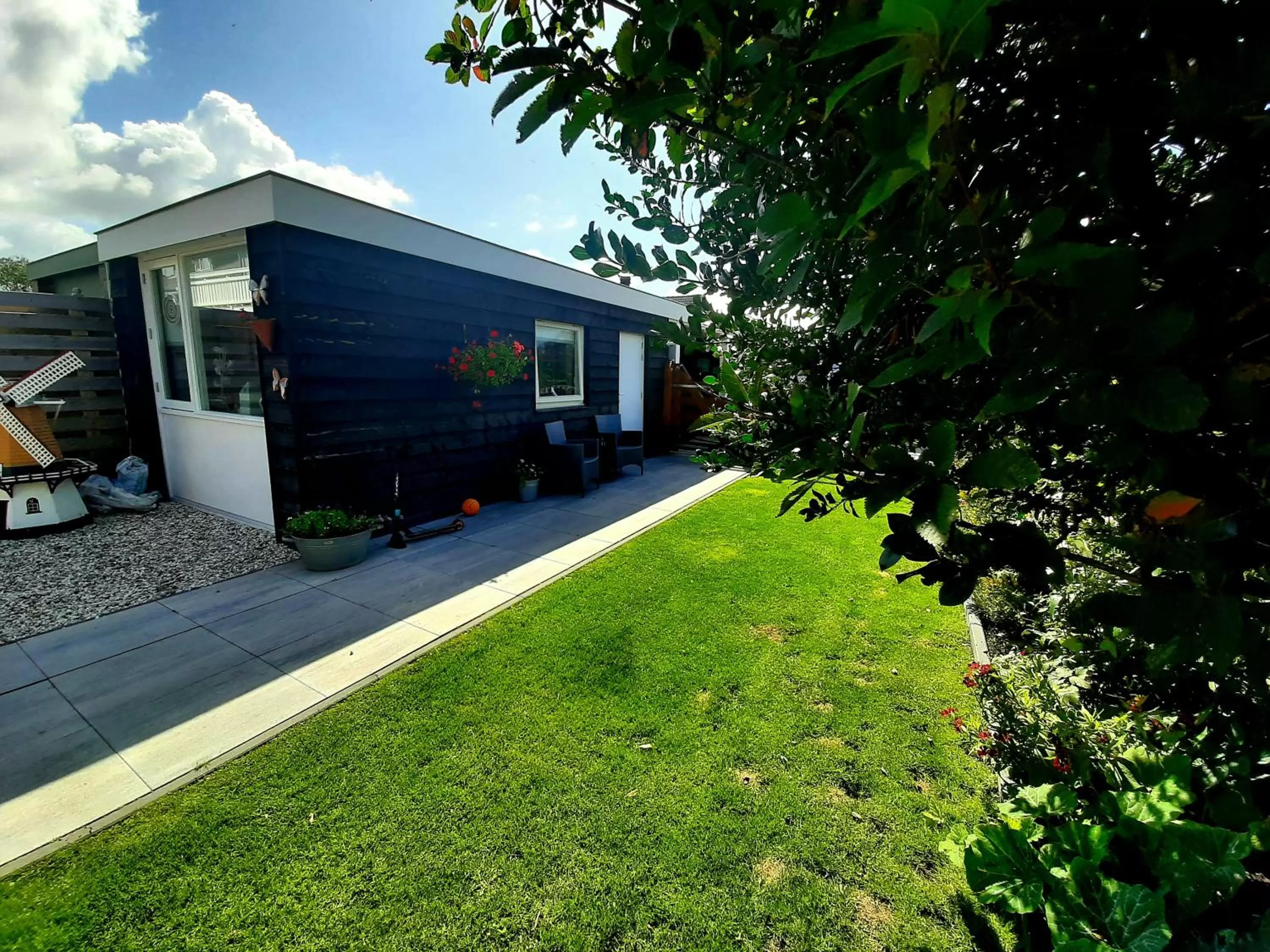 Garden view in Tuinhuis Duinroos Deluxe