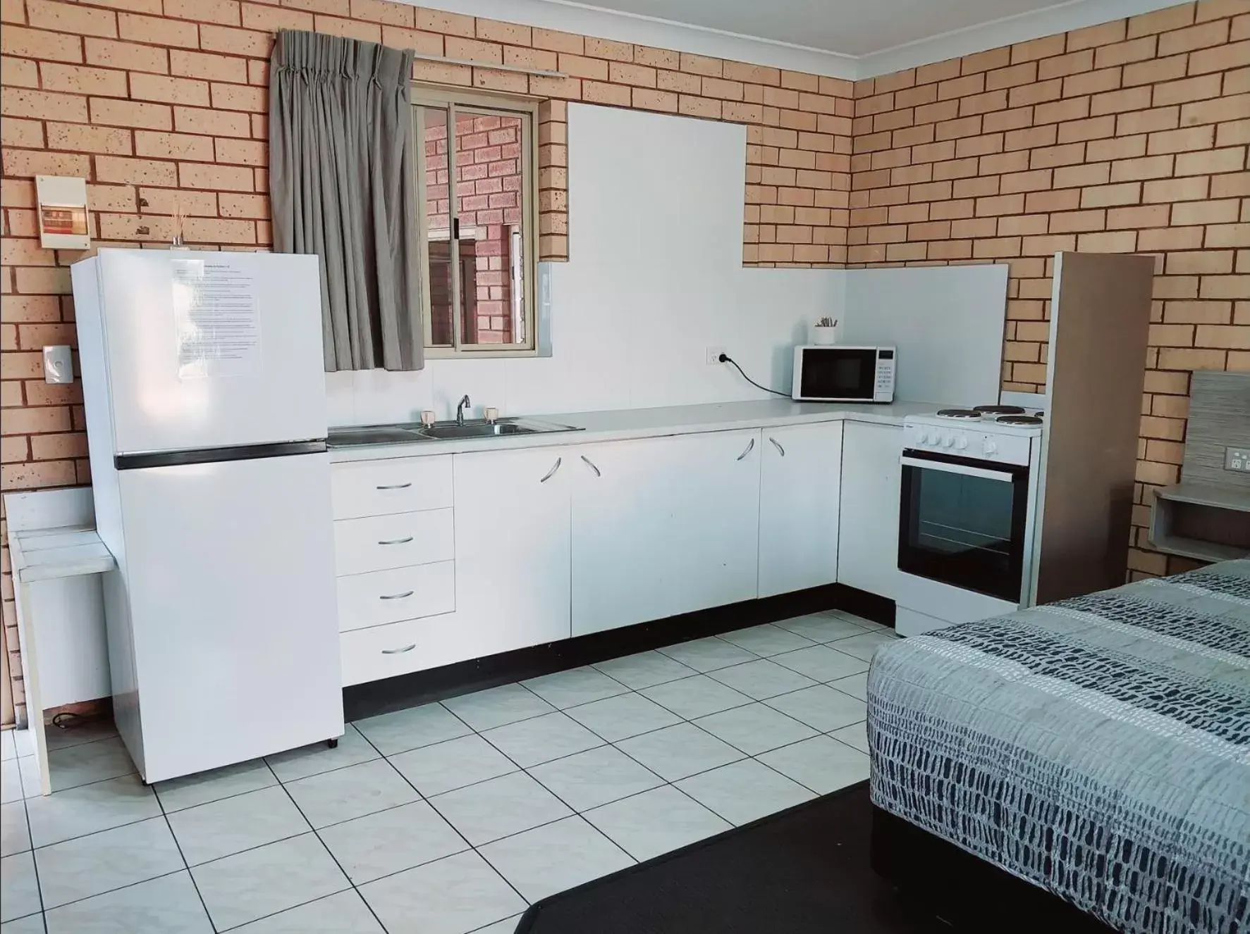 Kitchen or kitchenette, Kitchen/Kitchenette in Tallarook Motor Inn