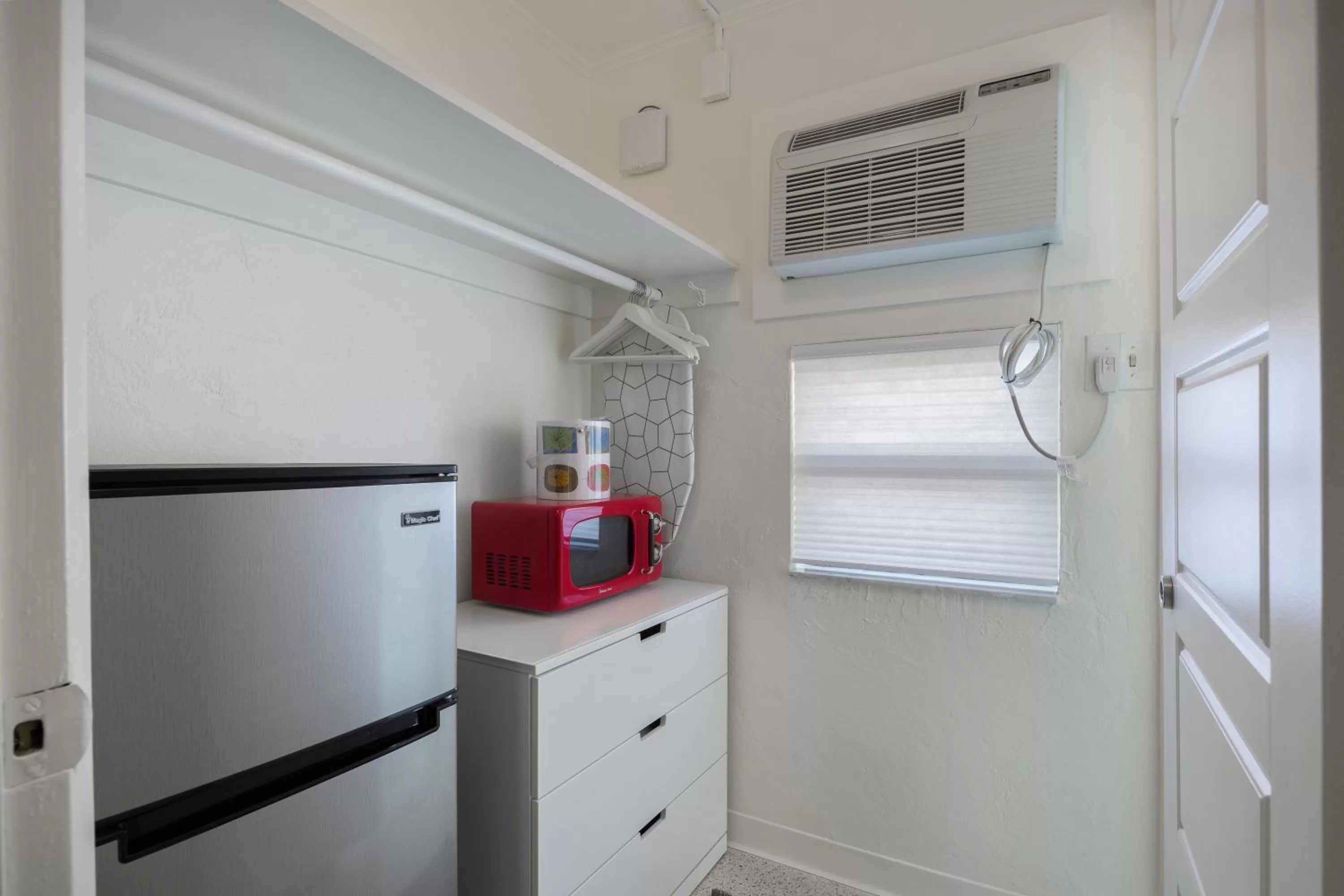 Kitchen or kitchenette in Sunset Inn and Cottages