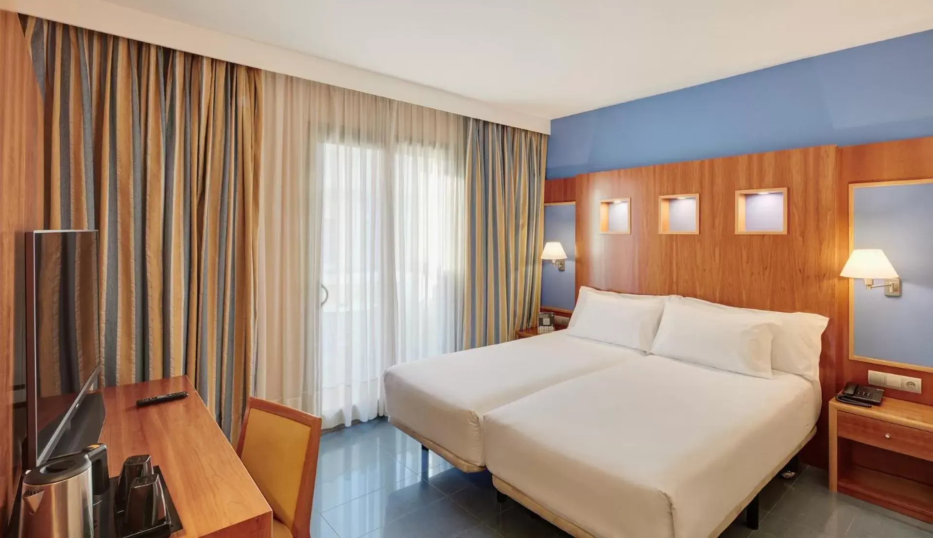 Photo of the whole room, Bed in Sercotel Kalma Sitges