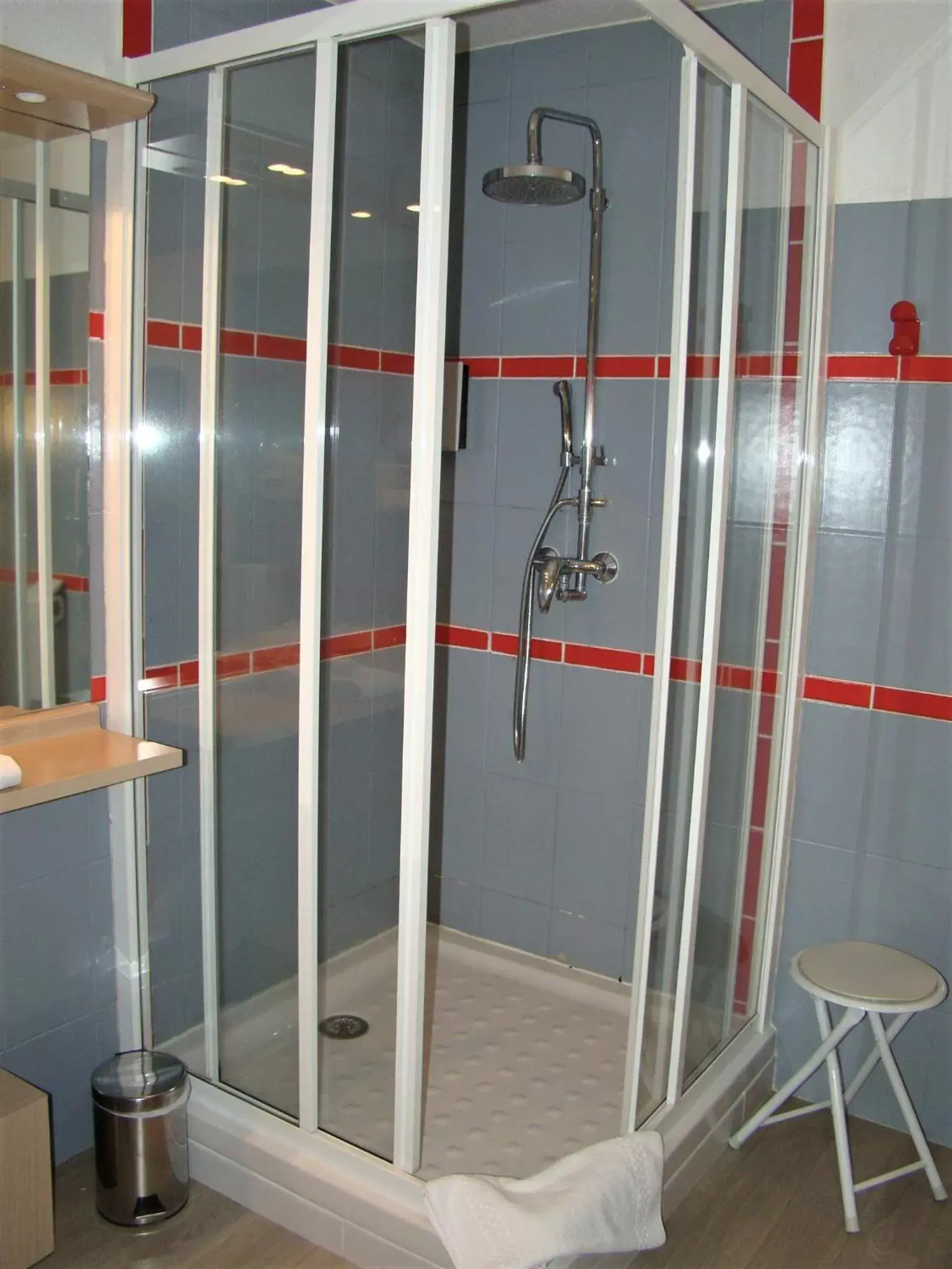 Bathroom in LOGIS Hôtel Le Moulin Des Gardelles