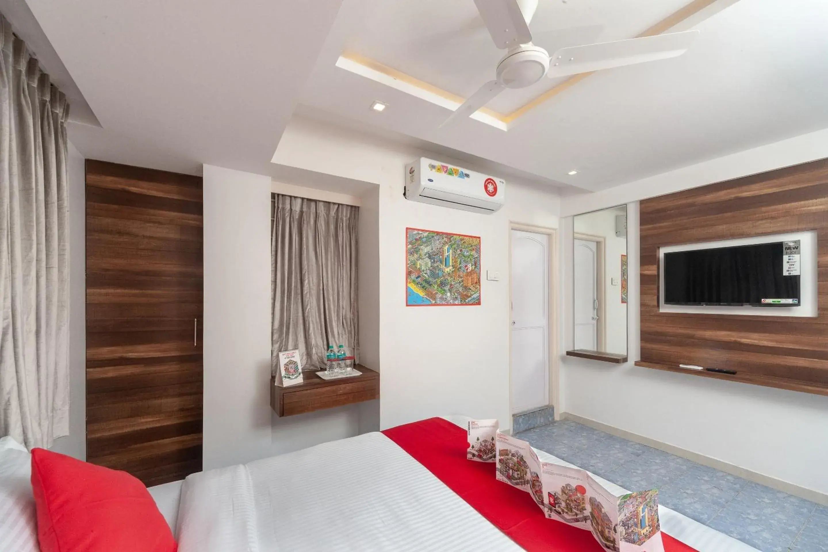 Bedroom, TV/Entertainment Center in  Super OYO Capital O Admire Suit Hospitality