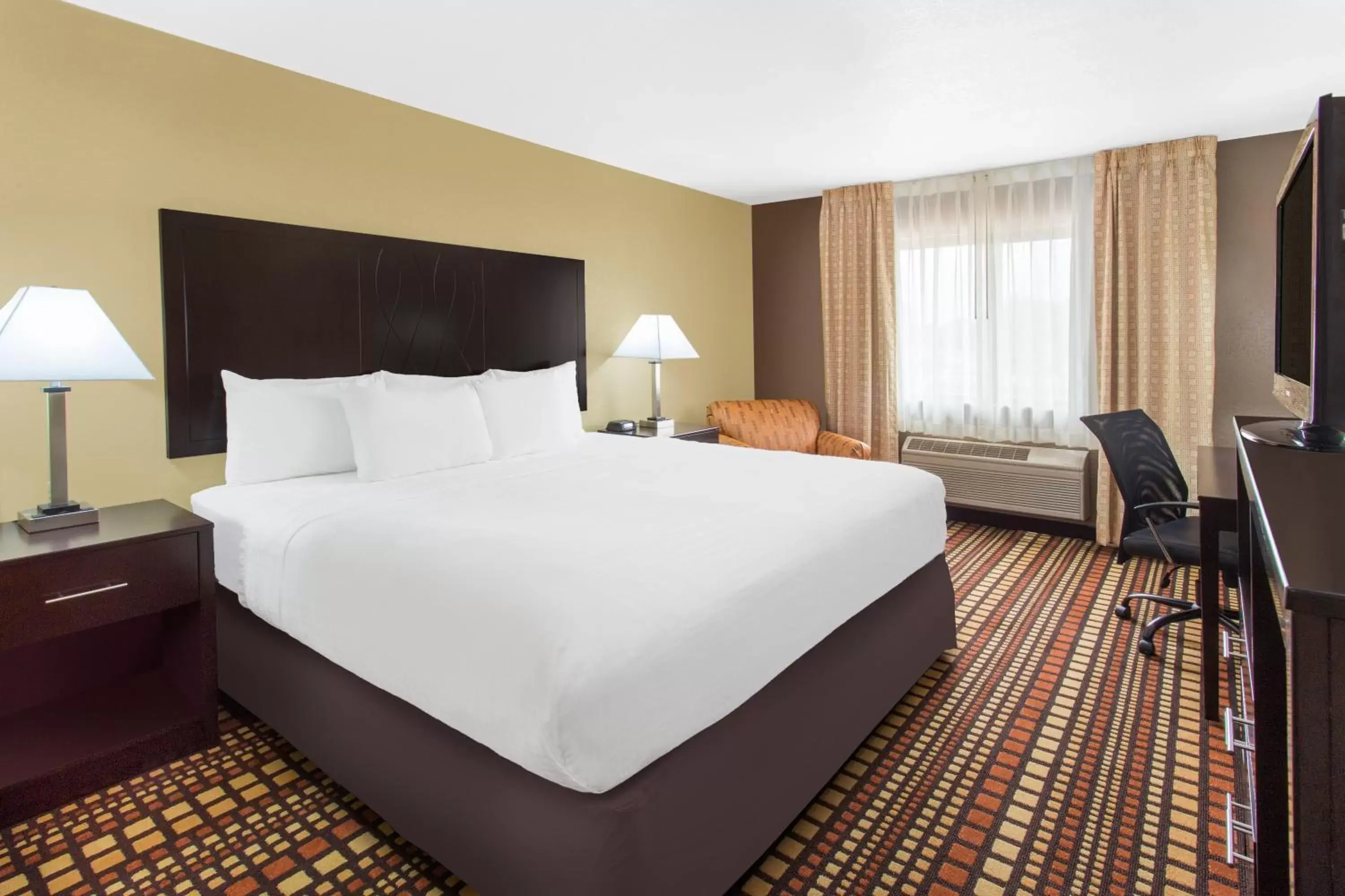 Bedroom, Bed in Days Inn & Suites by Wyndham Davenport East