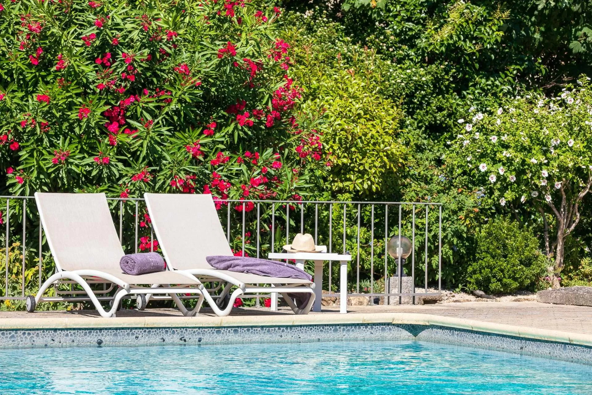 Pool view in Le Pré du Moulin - Maison Alonso - Hôtel & Restaurant