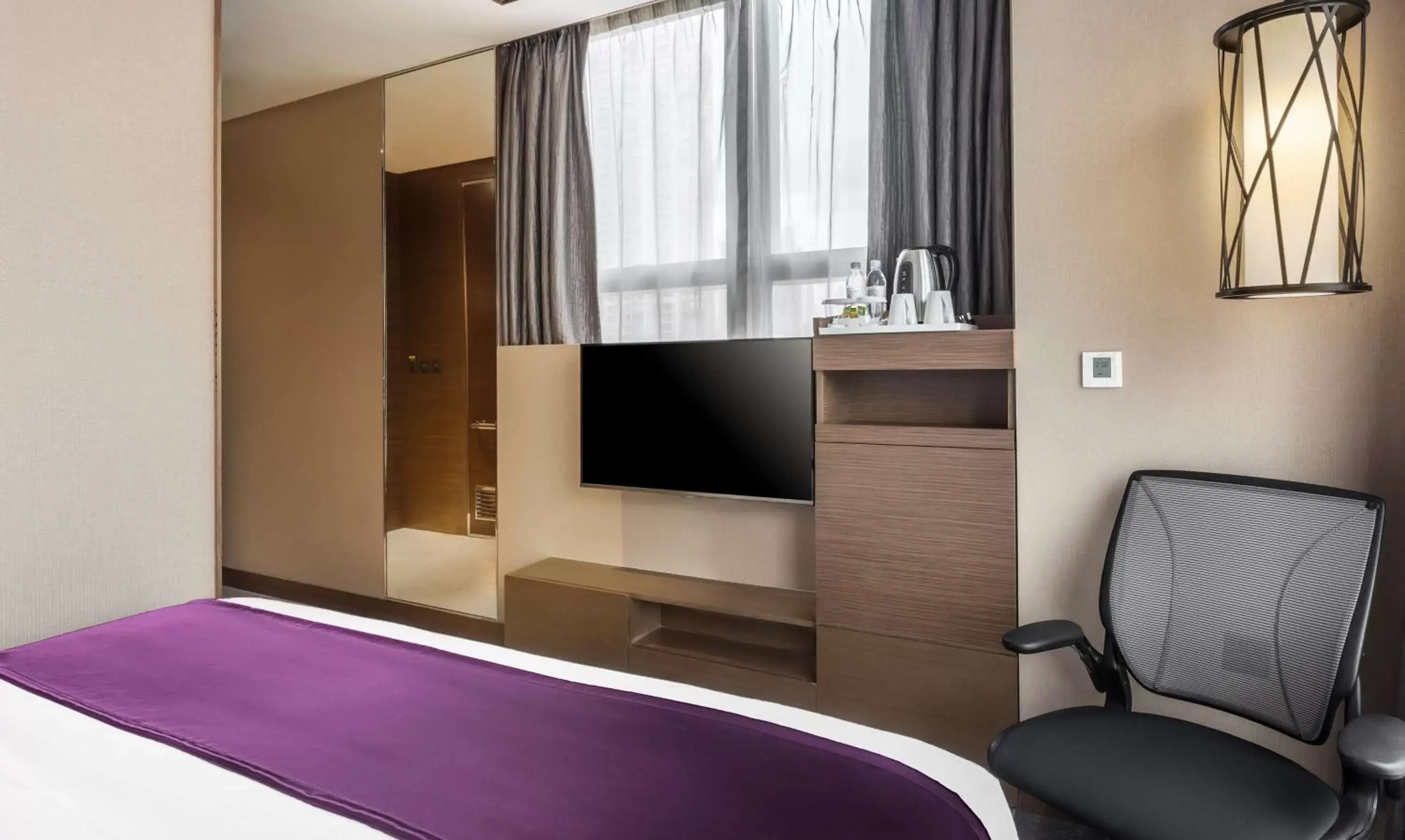 Bed, TV/Entertainment Center in Hilton Garden Inn Hong Kong Mongkok