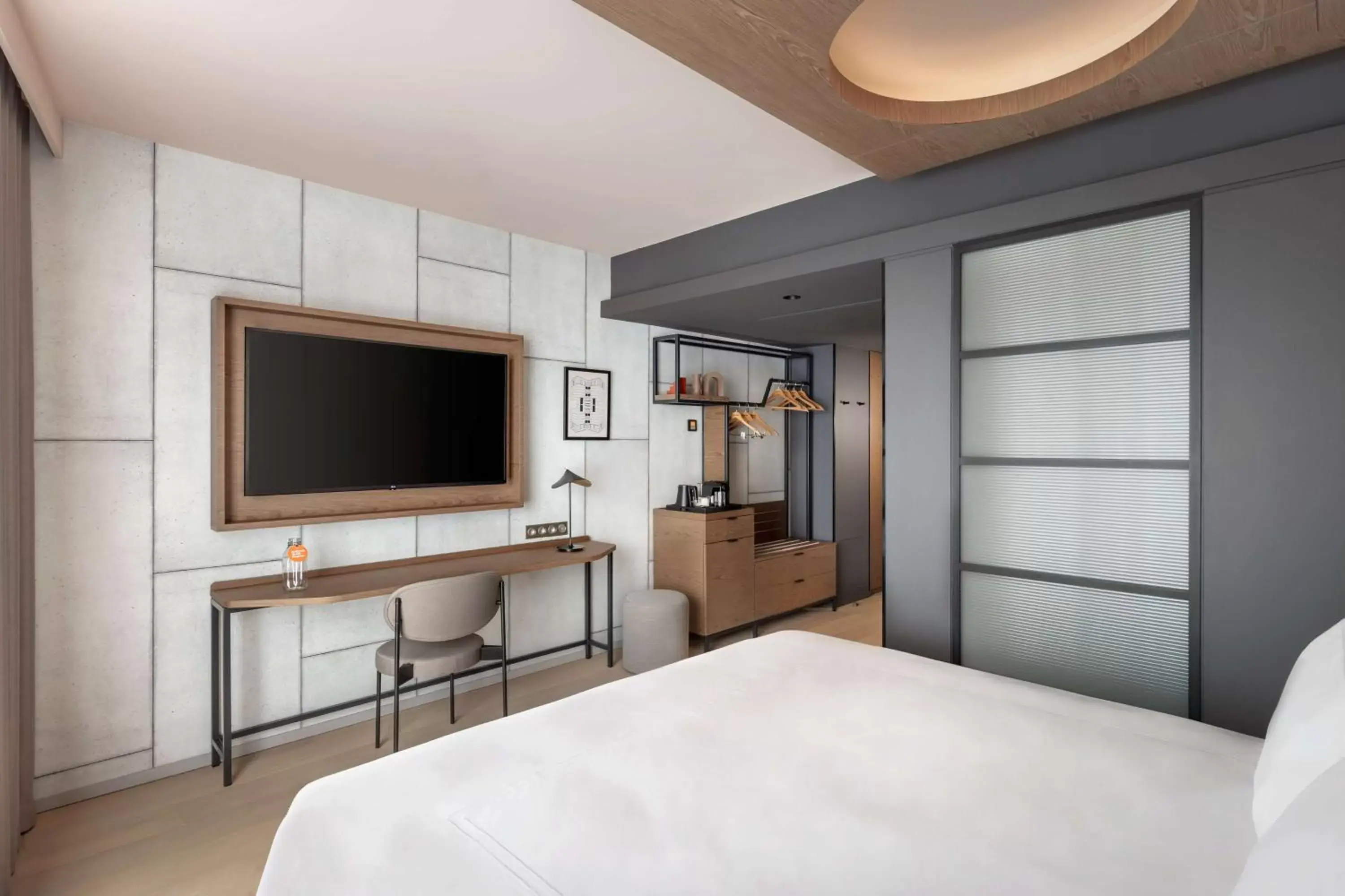Bedroom, Bed in Canopy By Hilton Paris Trocadero