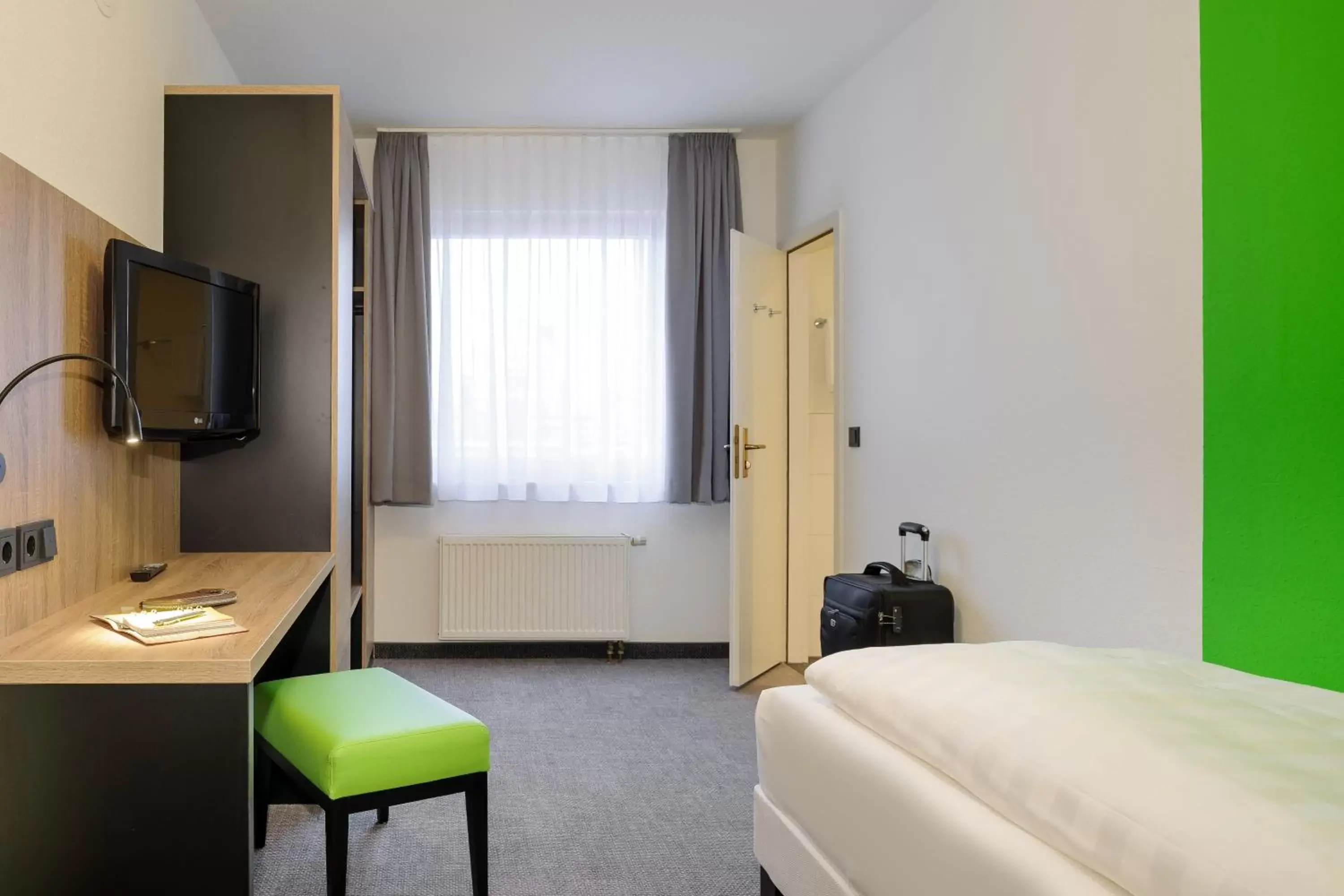 Photo of the whole room, Bed in ibis Styles Halle