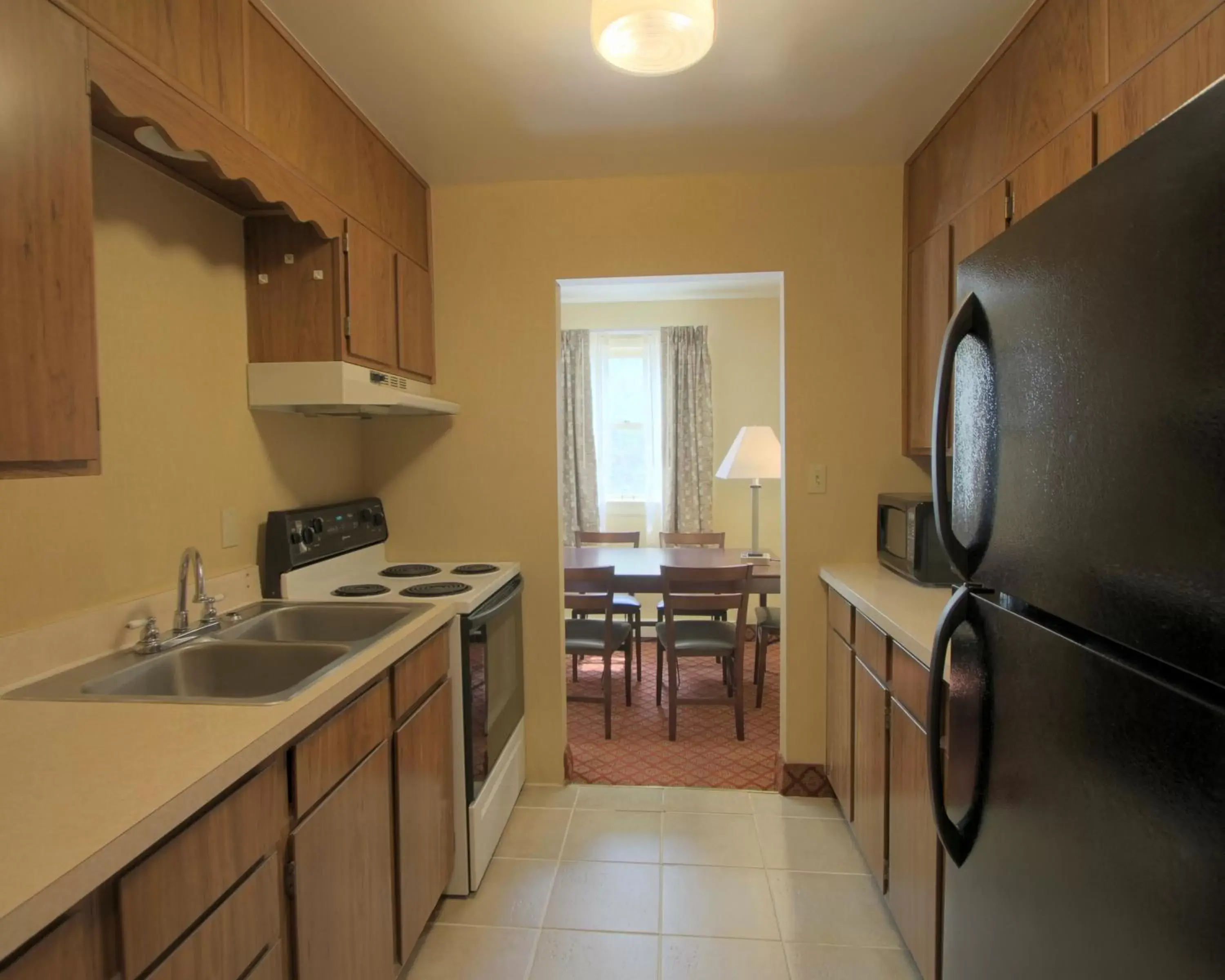 minibar, Kitchen/Kitchenette in Rodeway Inn & Suites Hershey