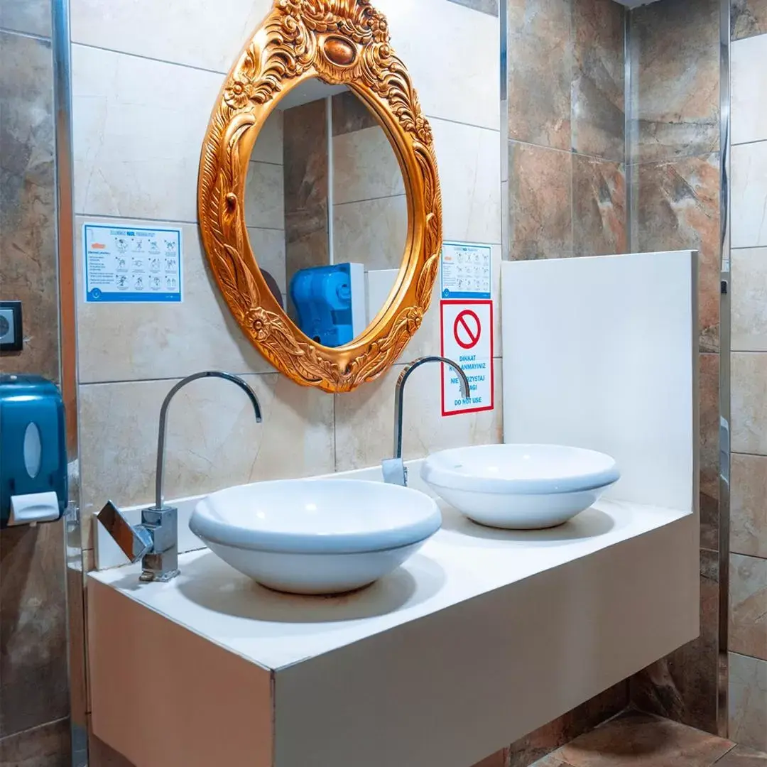 Lobby or reception, Bathroom in Mevre Hotel