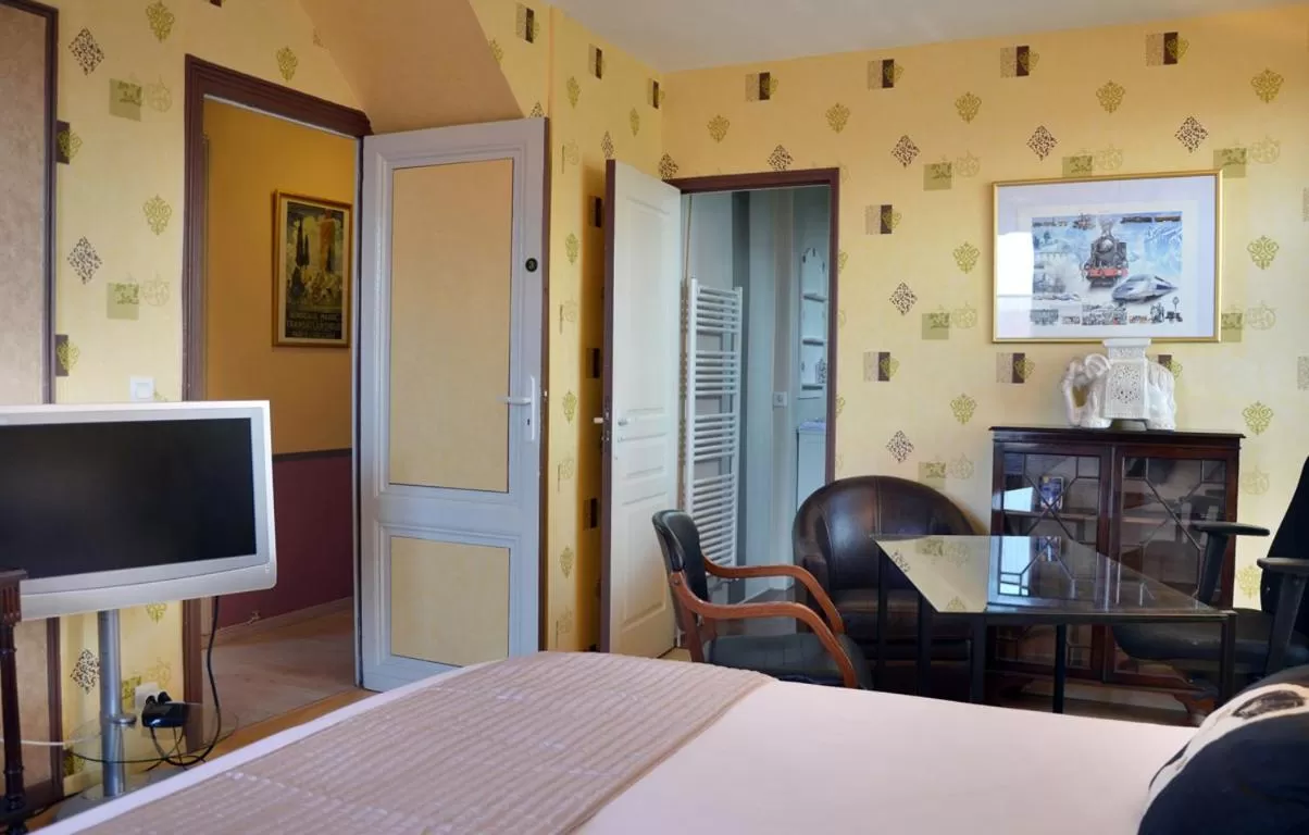 Photo of the whole room, TV/Entertainment Center in Avenue de la Gare