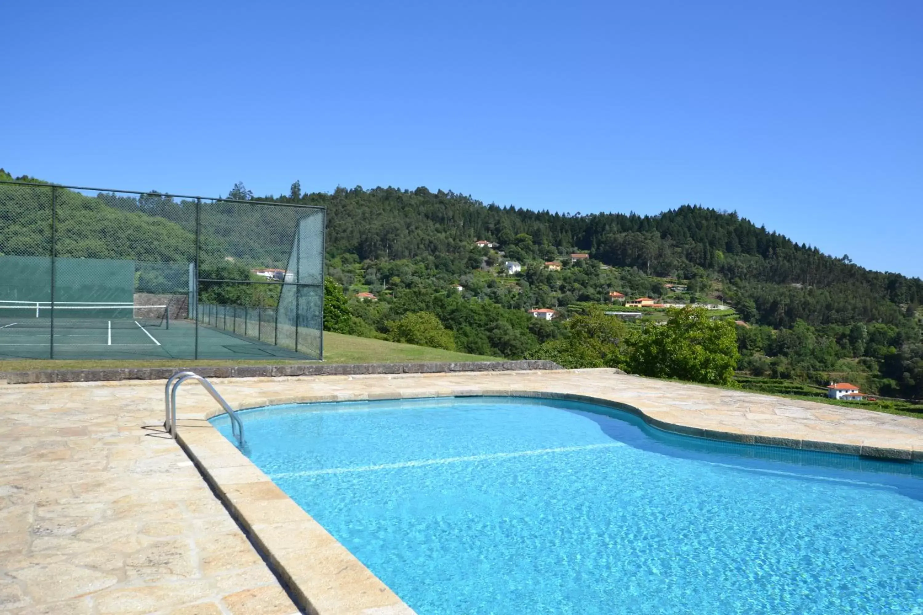 Tennis court, Swimming Pool in Paço de Calheiros - Turismo de Habitação