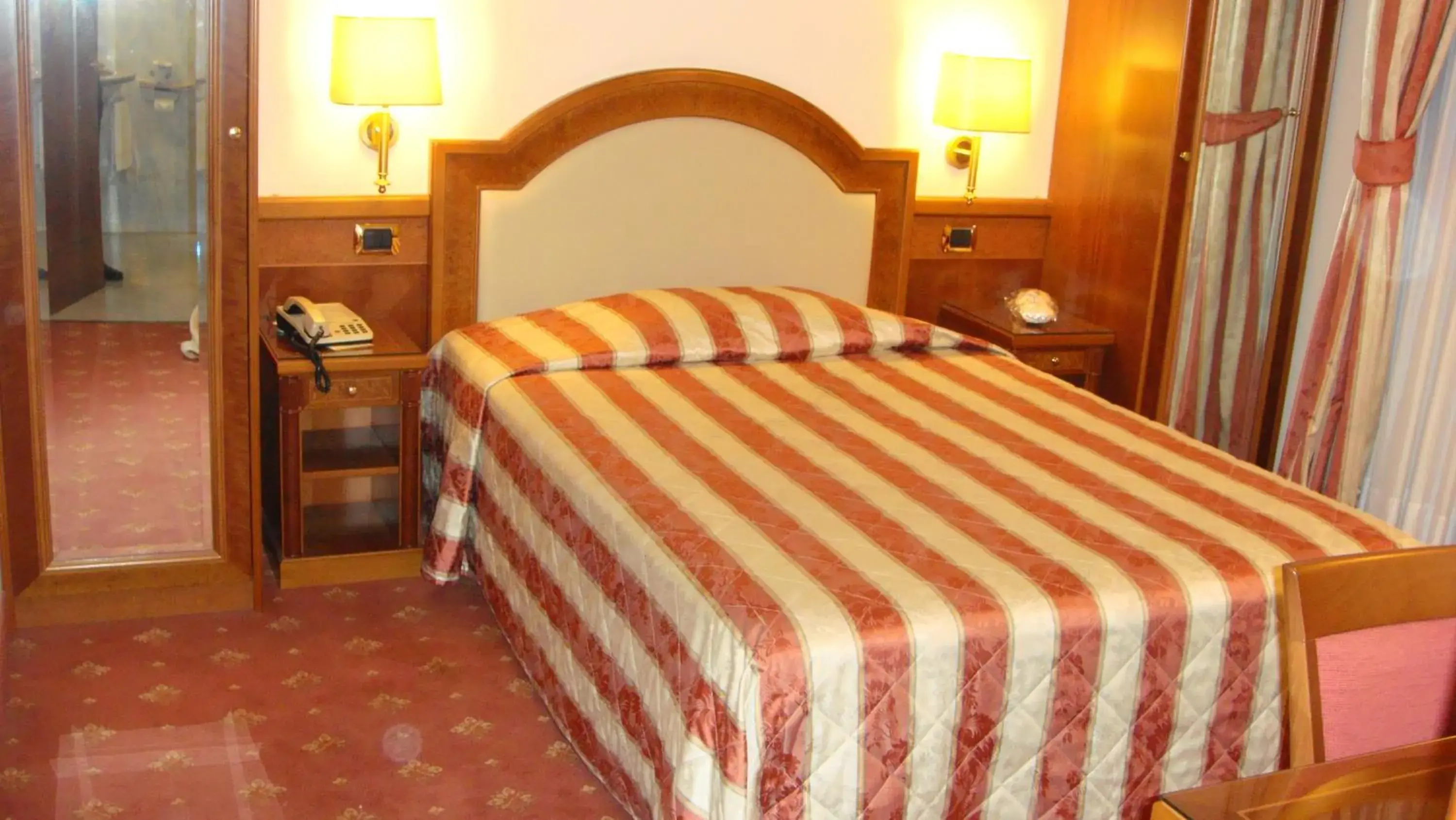 Bed in Albergo Corona