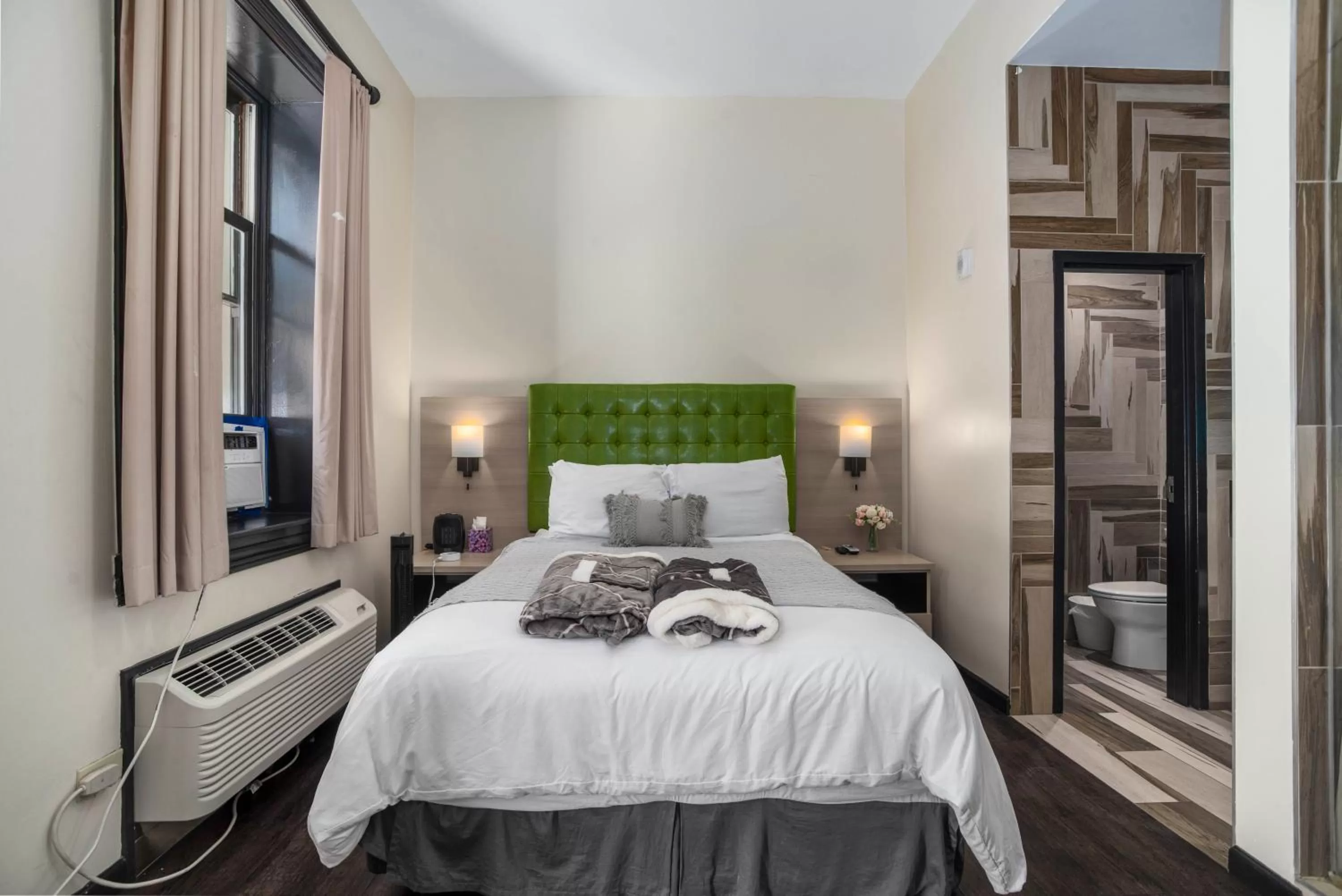 Photo of the whole room, Bed in Good Hotels Downtown Denver