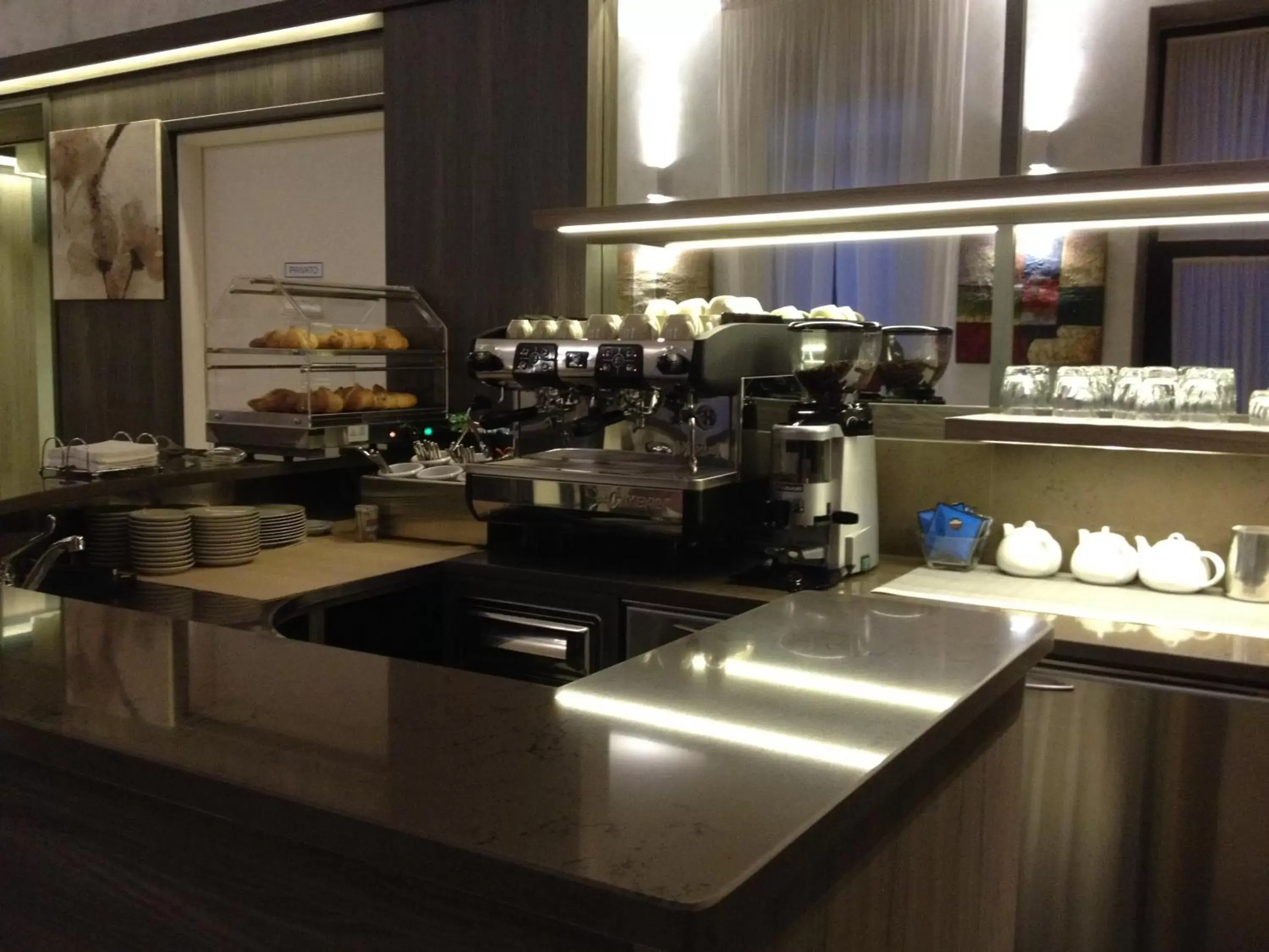 Lounge or bar, Kitchen/Kitchenette in Hotel Brenta Milano