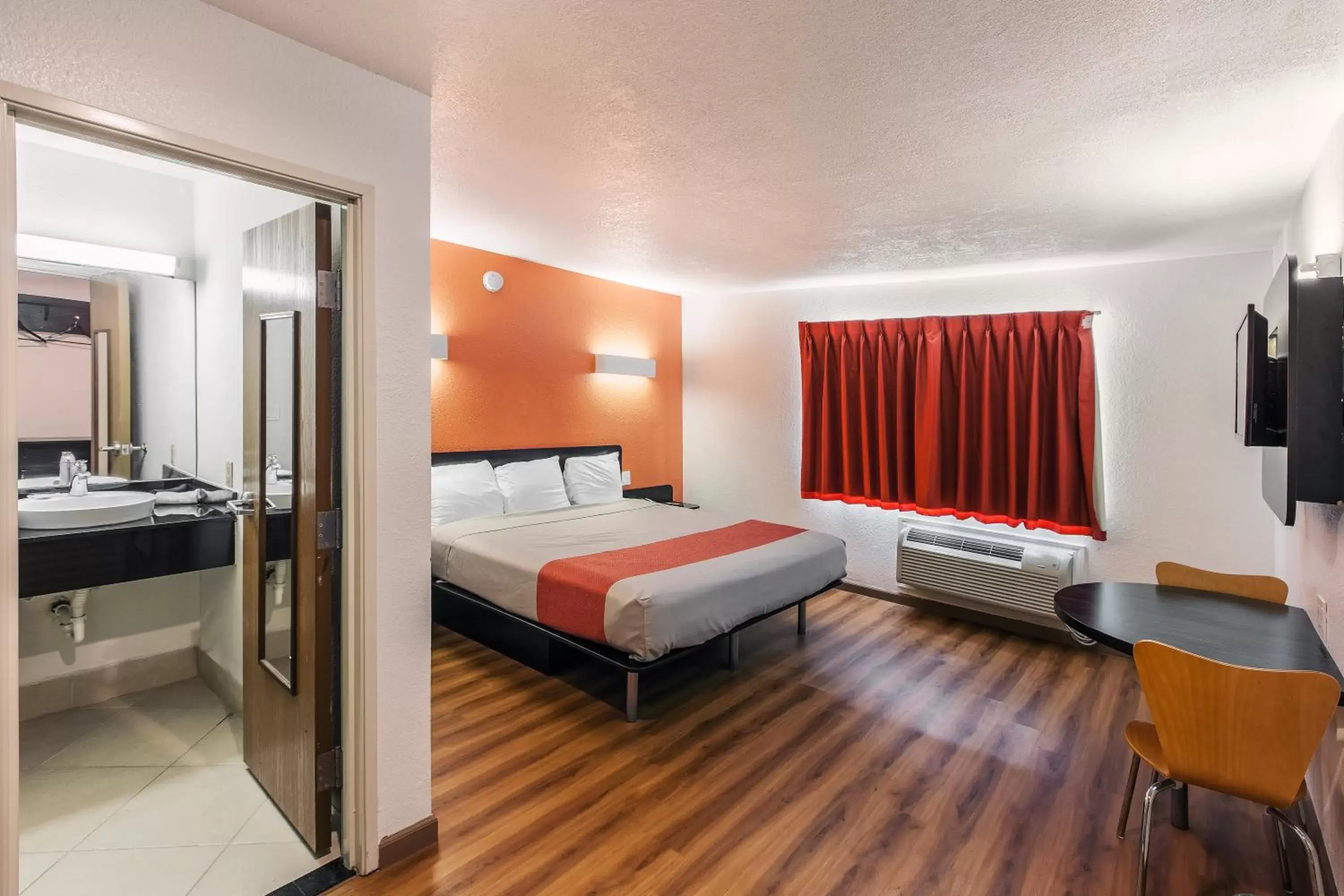 Bedroom, Bed in Motel 6-Dallas, TX - South