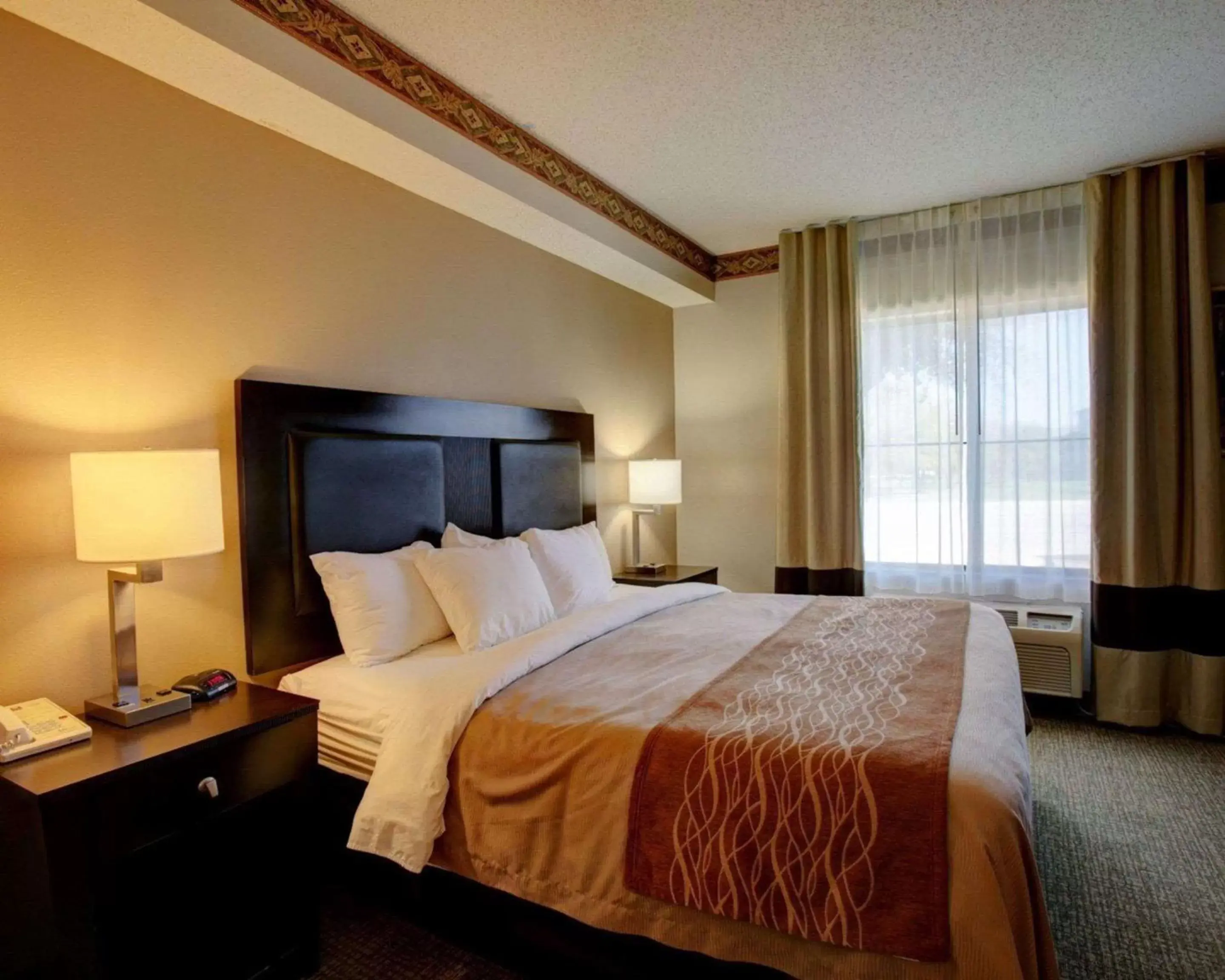 Photo of the whole room, Bed in Comfort Inn & Suites Seguin