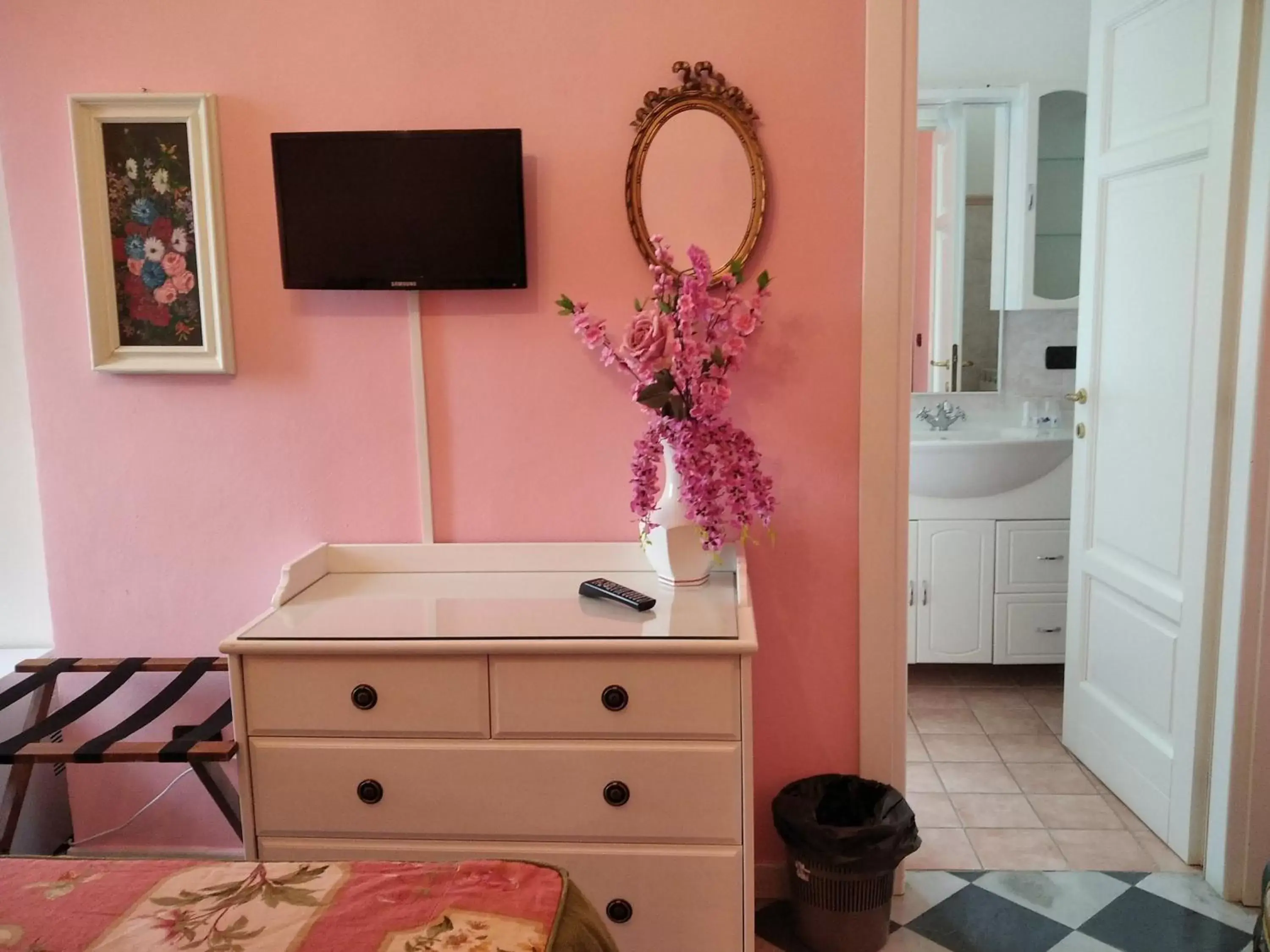 Bedroom, TV/Entertainment Center in Villa Belvedere