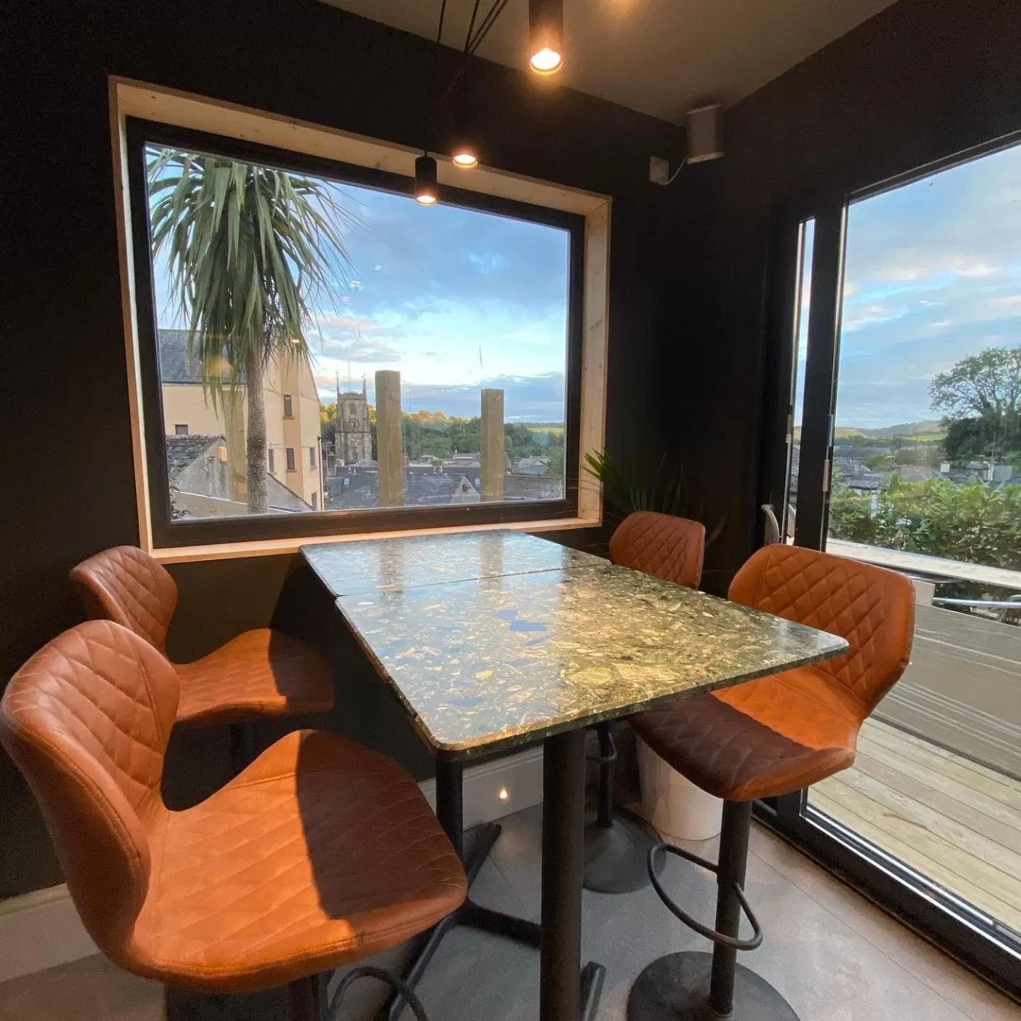 Restaurant/places to eat in Rockmount Rooms & Apartment