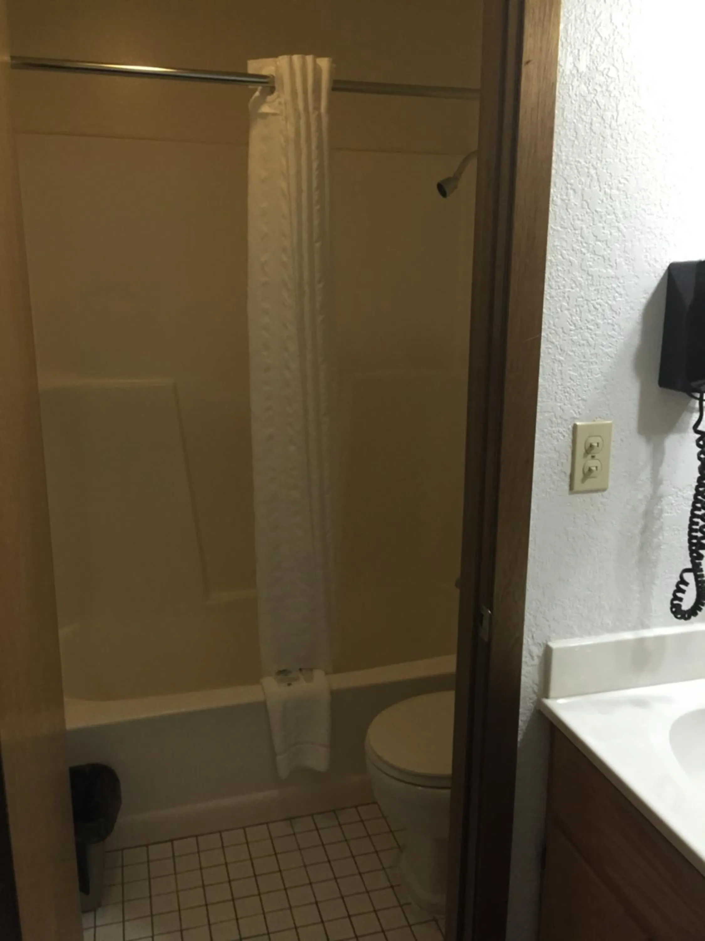 Queen Room - Non-Smoking in Americas Best Value Inn Grand Forks