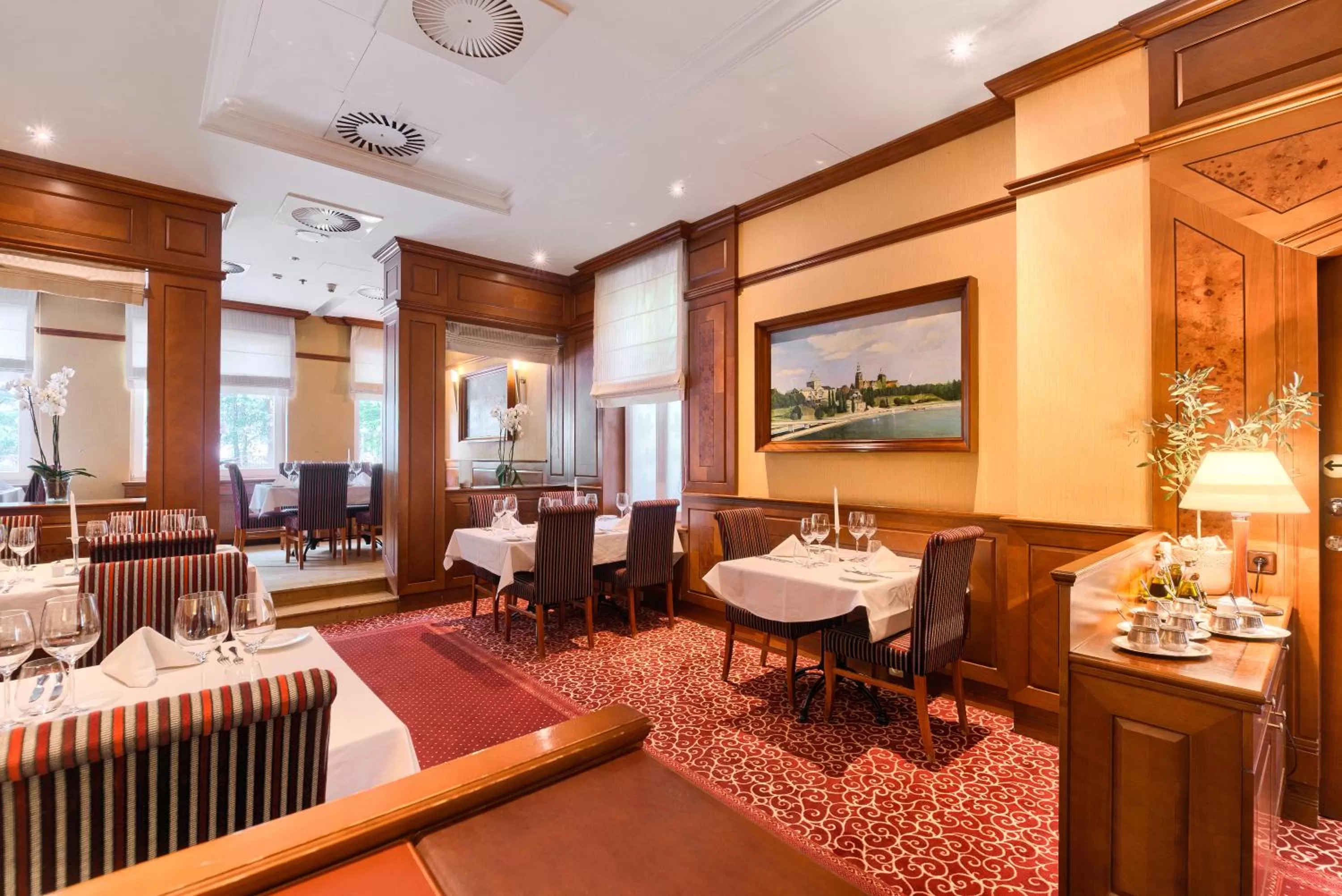 Restaurant/places to eat in Park Hotel