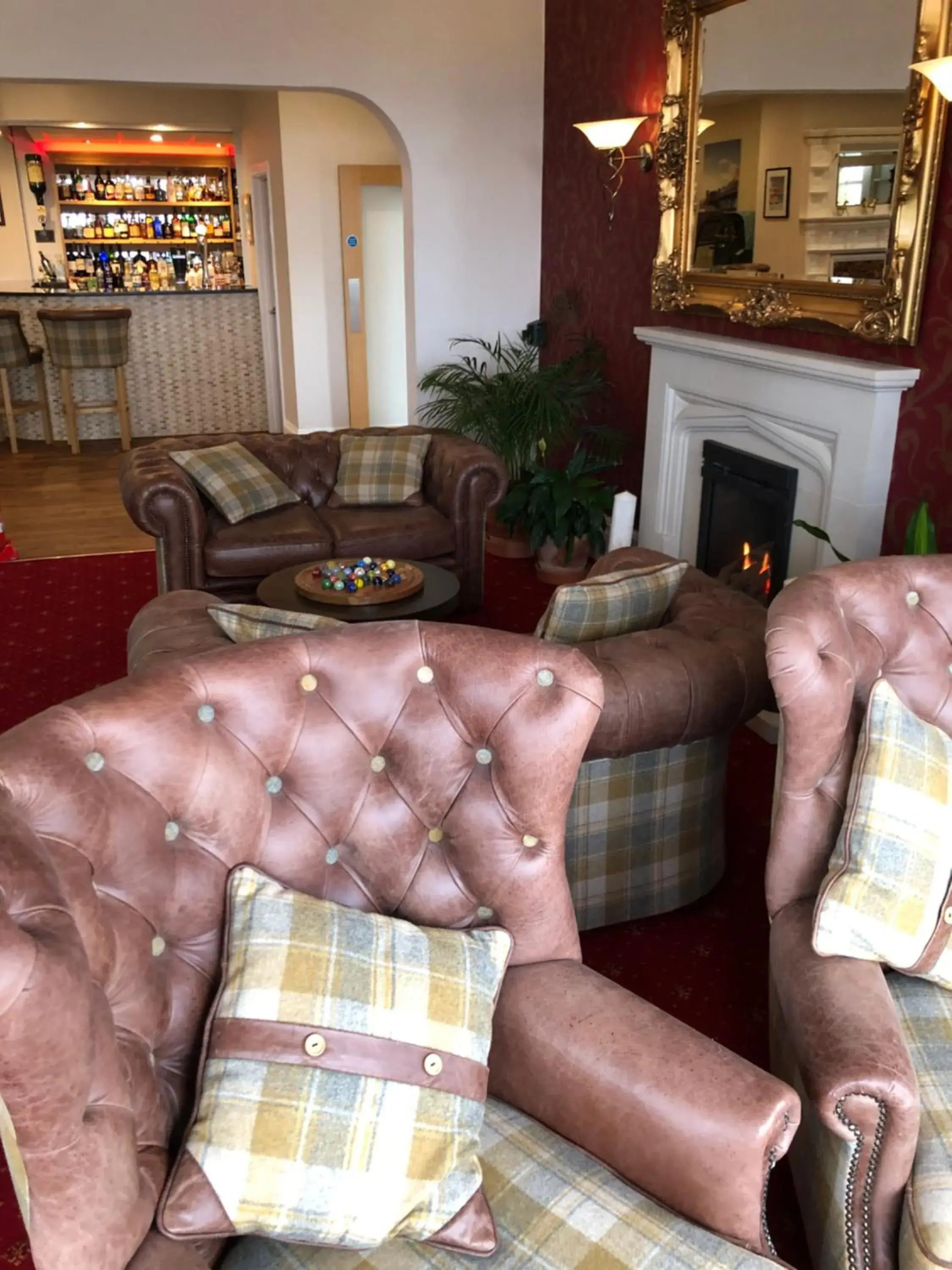 Living room, Lounge/Bar in Queenswood Hotel