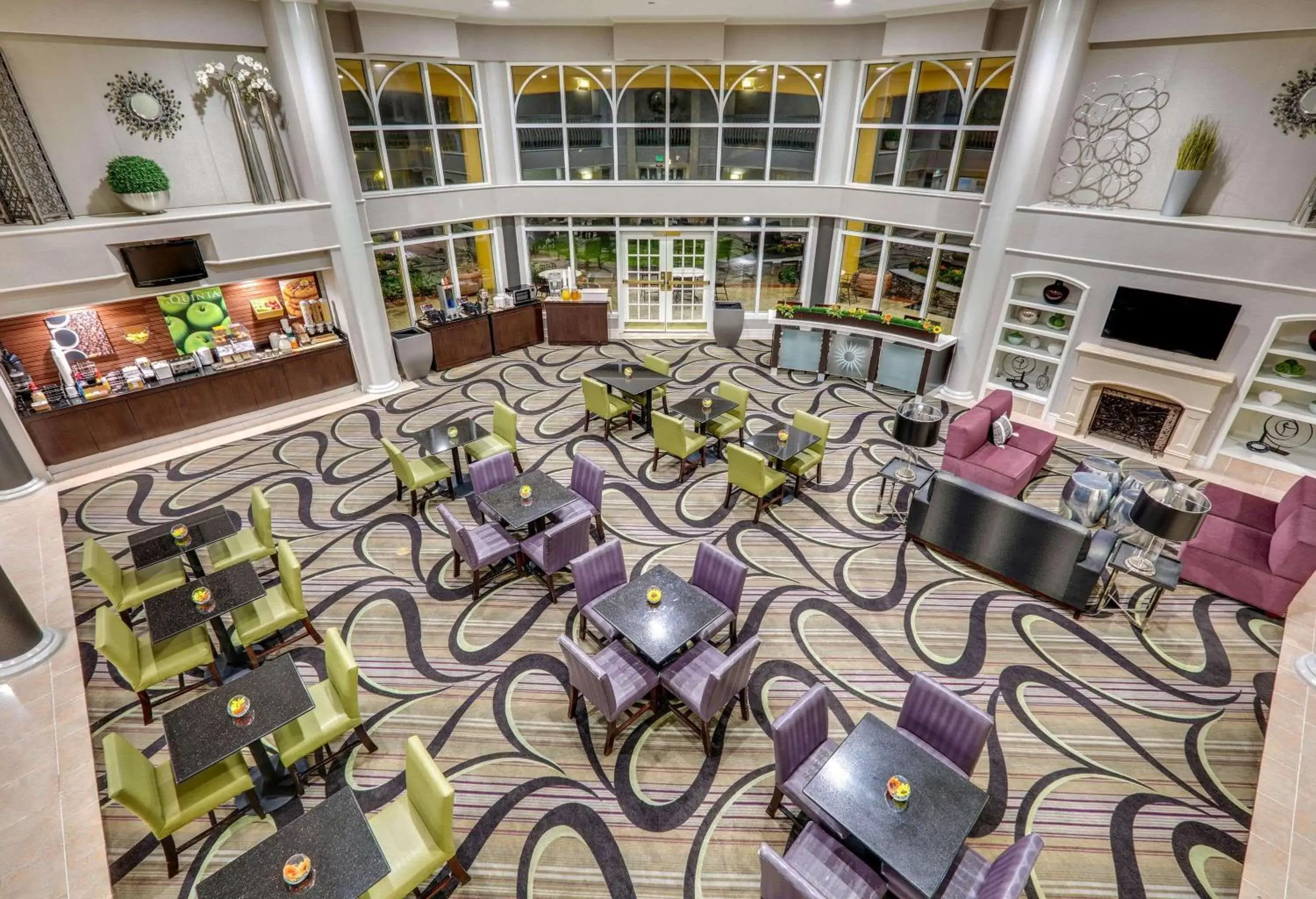 Lobby or reception in La Quinta by Wyndham Dallas - Addison Galleria