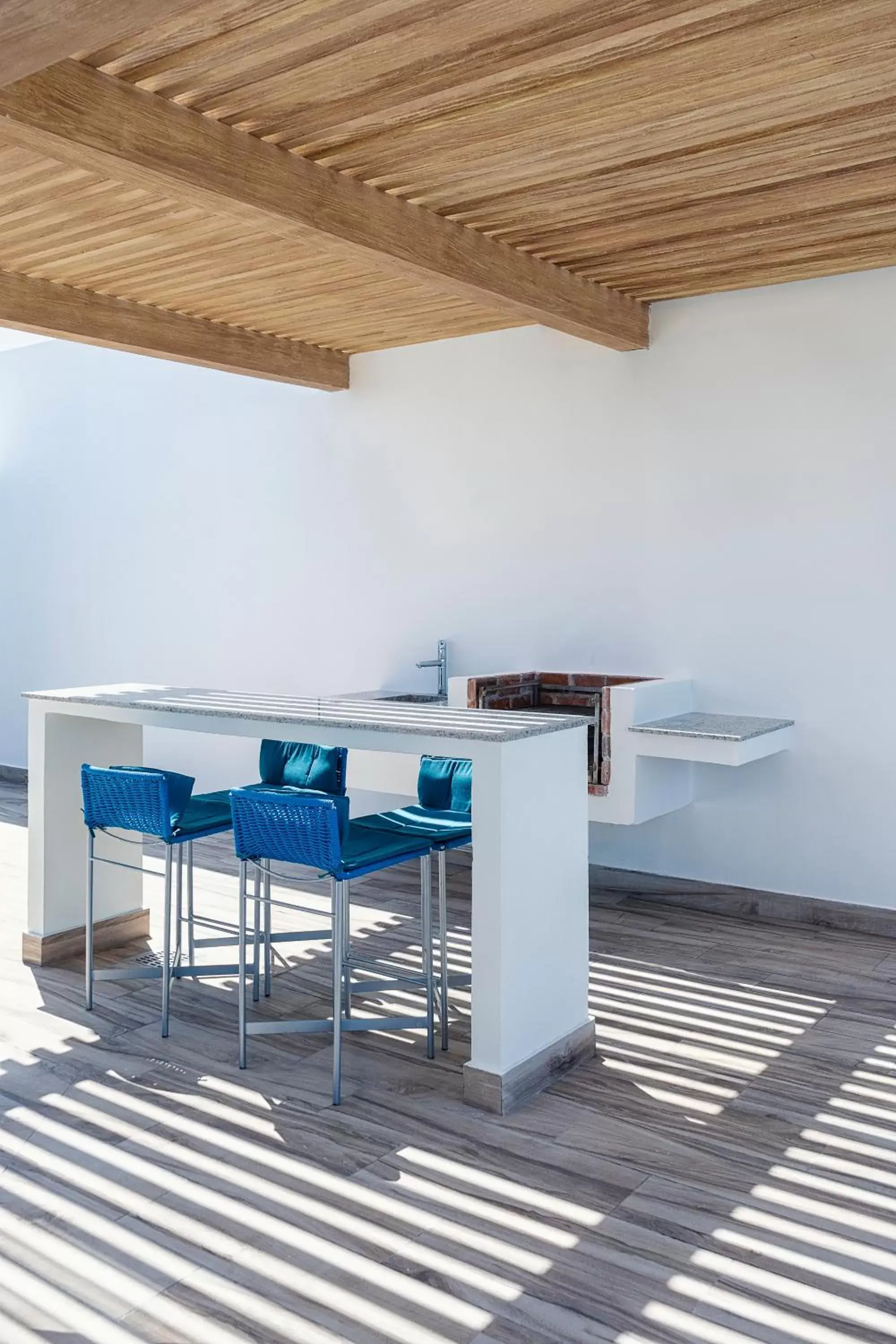 Balcony/Terrace, Kitchen/Kitchenette in The Fives Oceanfront