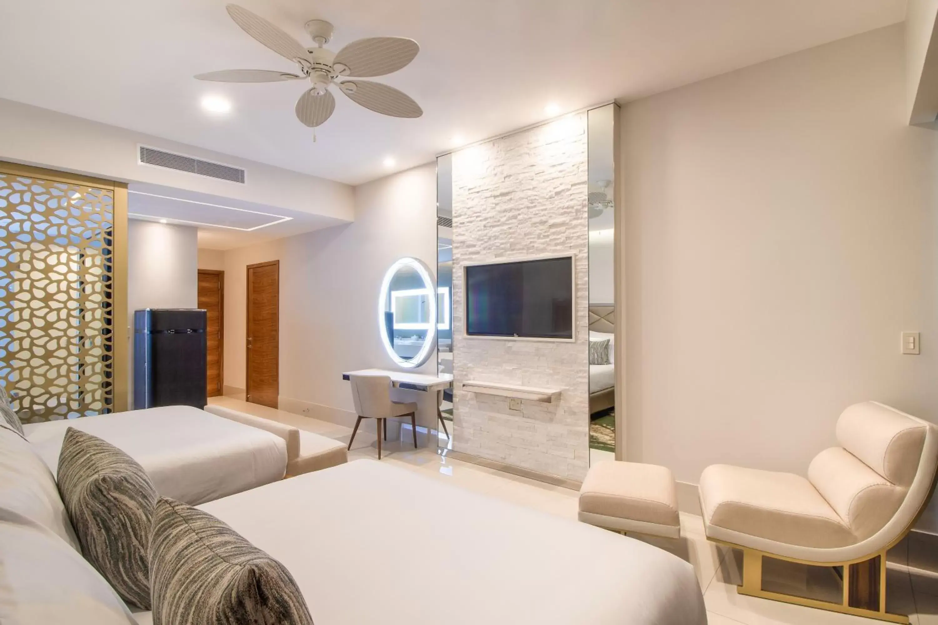 Bedroom, TV/Entertainment Center in Garza Blanca Resort & Spa Los Cabos
