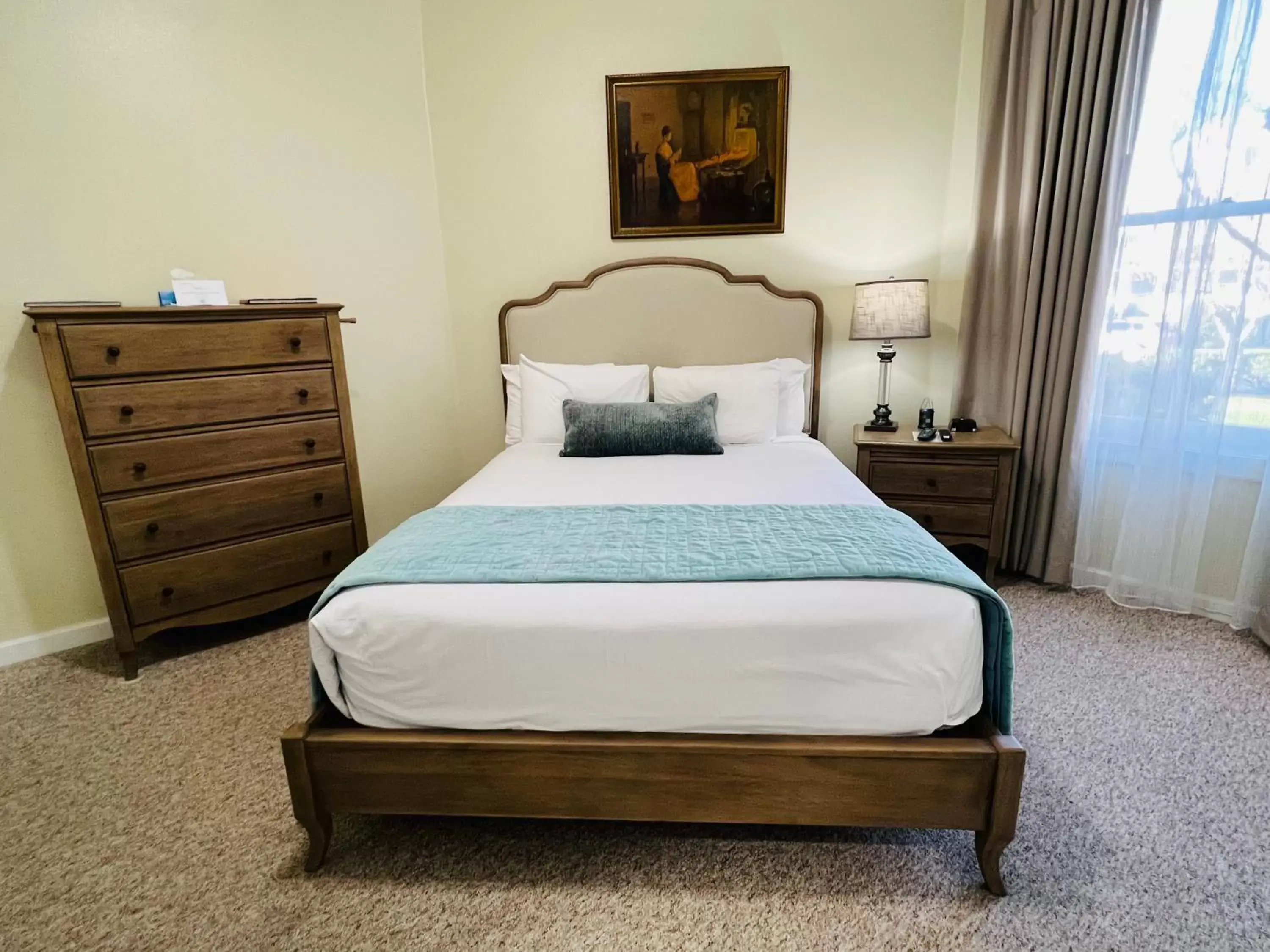 Bedroom, Bed in Gilbert Inn