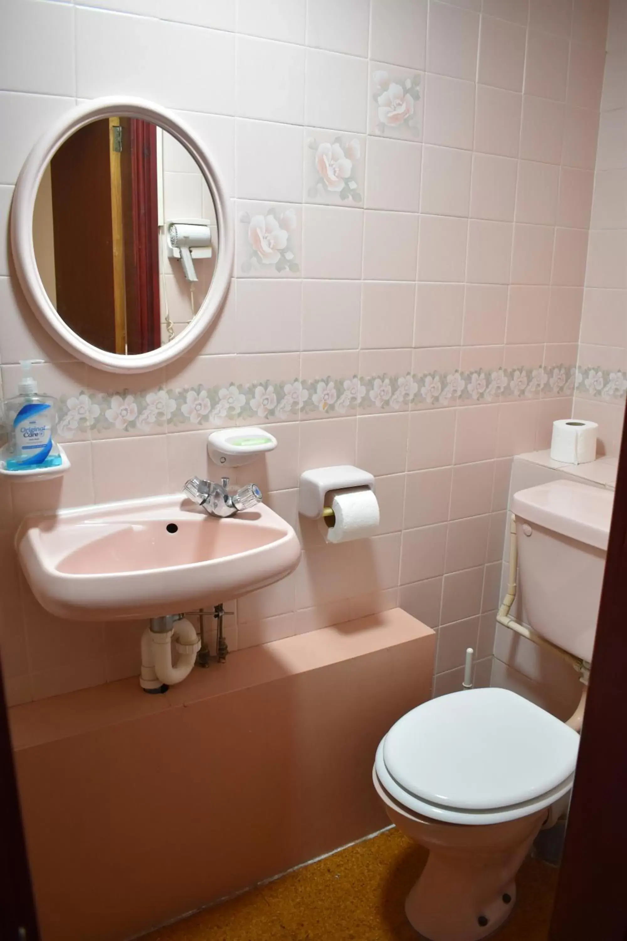 Toilet, Bathroom in Lyndhurst Hotel