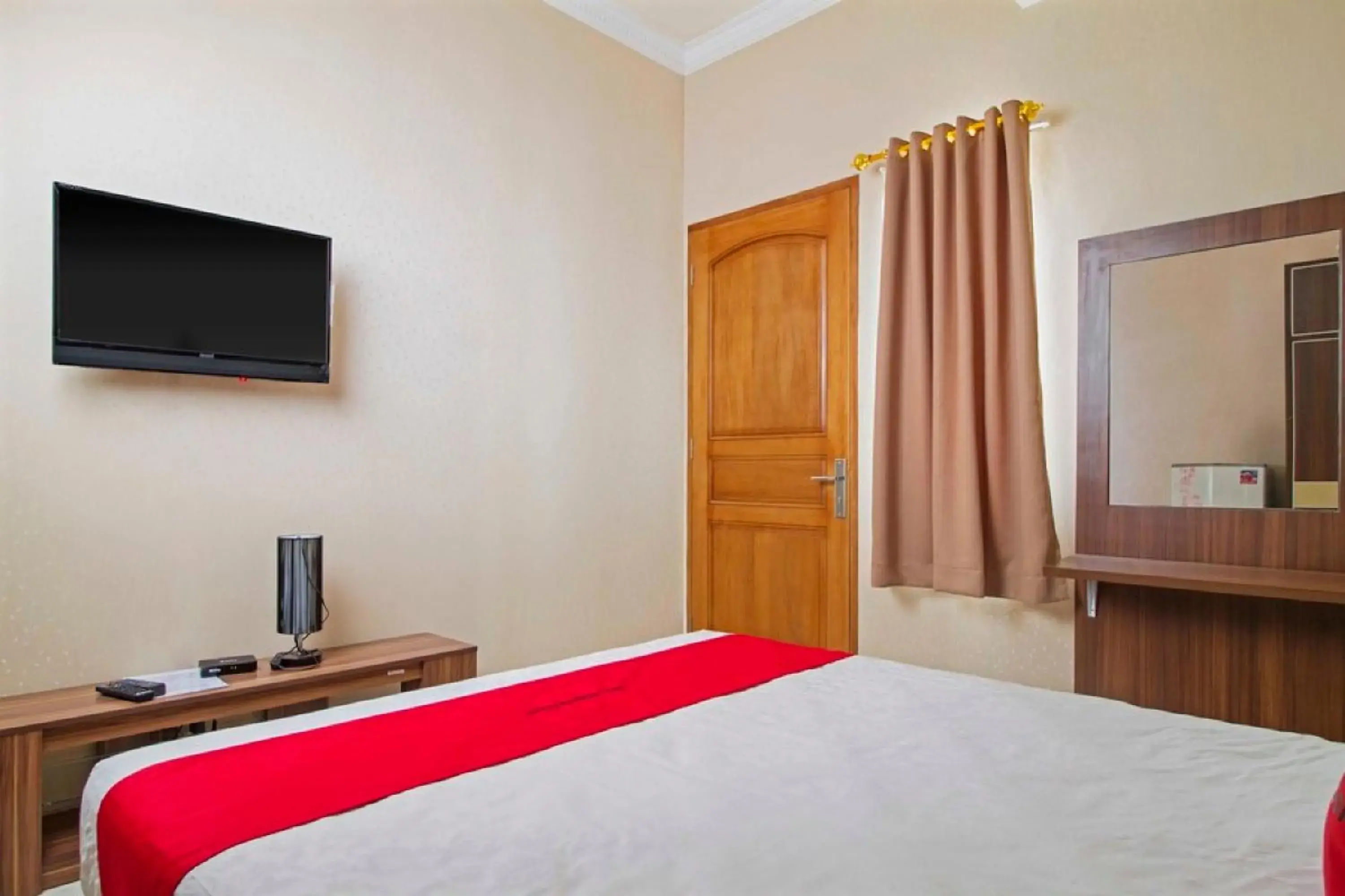 Bedroom, Bed in RedDoorz Syariah near Mercu Buana University