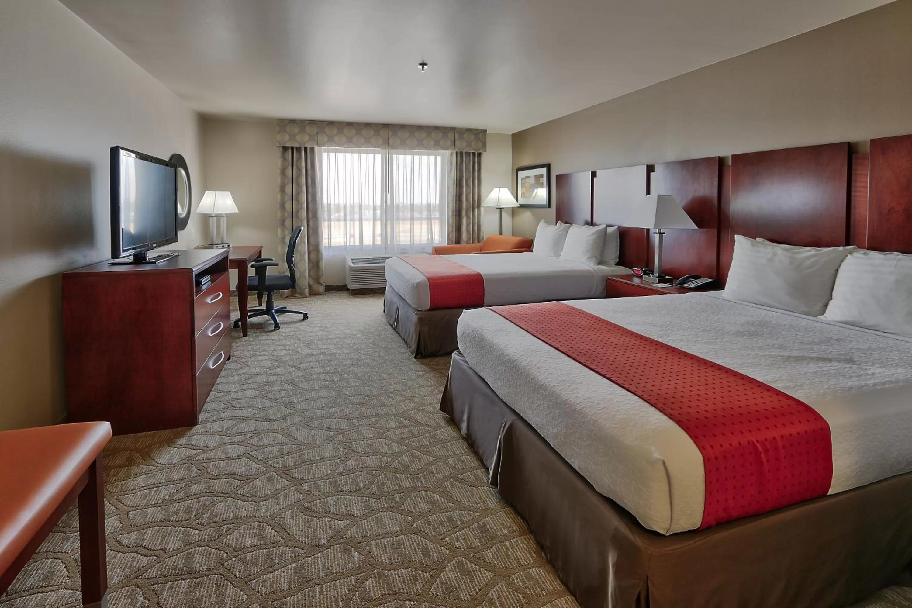 Photo of the whole room, Bed in Holiday Inn Roswell by IHG