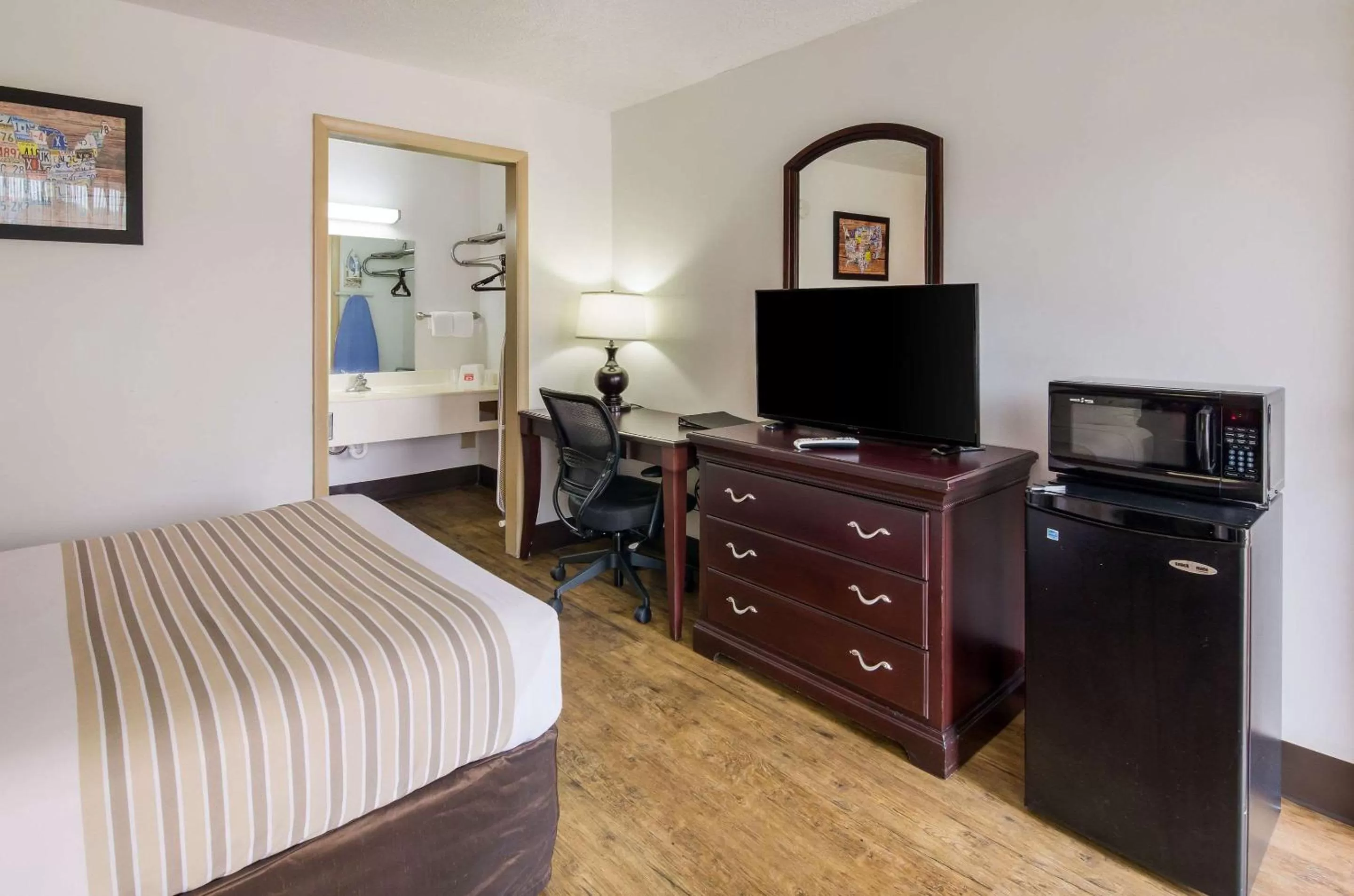 Standard Queen Room- Non Smoking in Econo Lodge Marion I-81