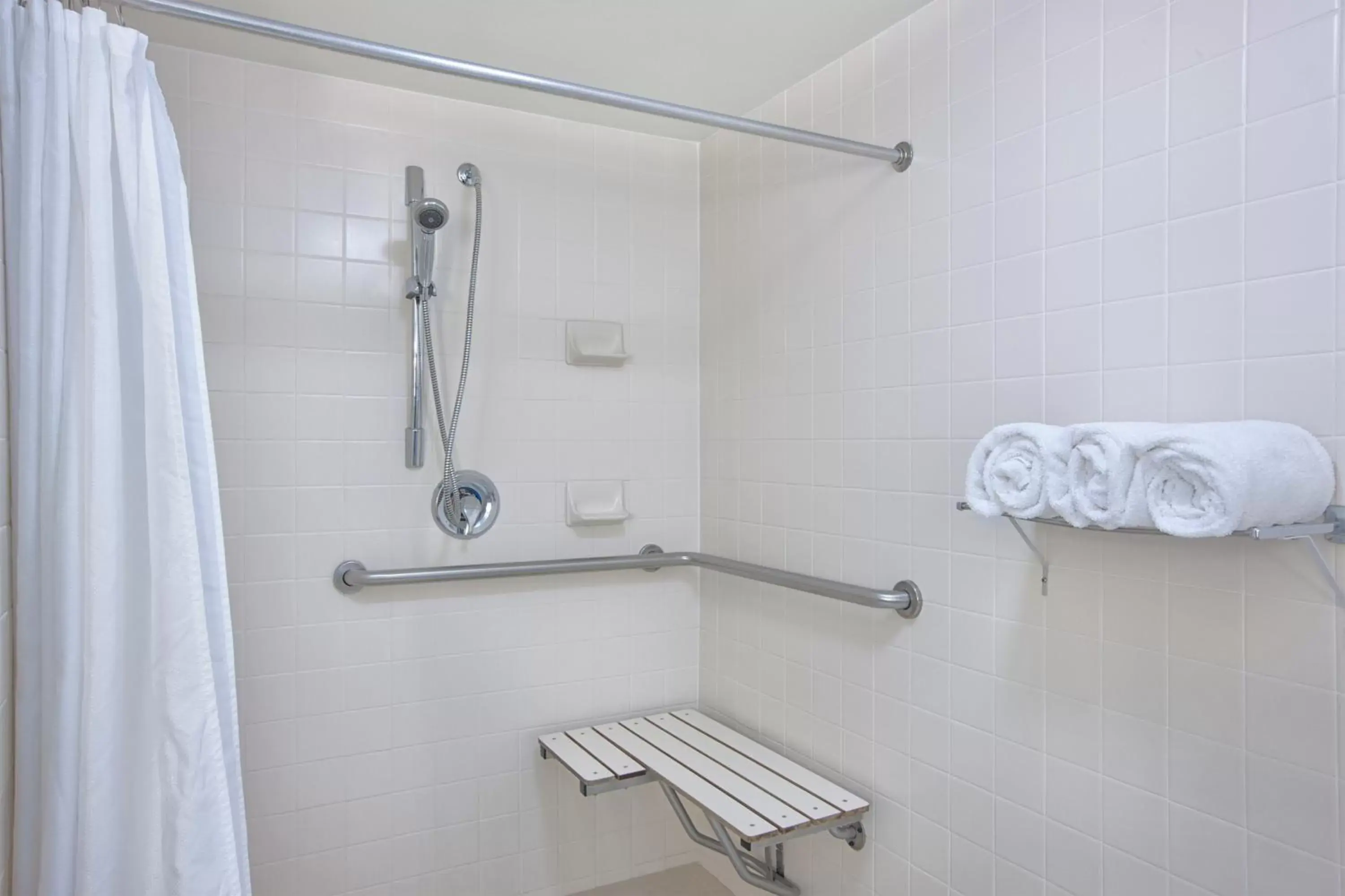 Bathroom in Days Hotel by Wyndham Allentown Airport / Lehigh Valley