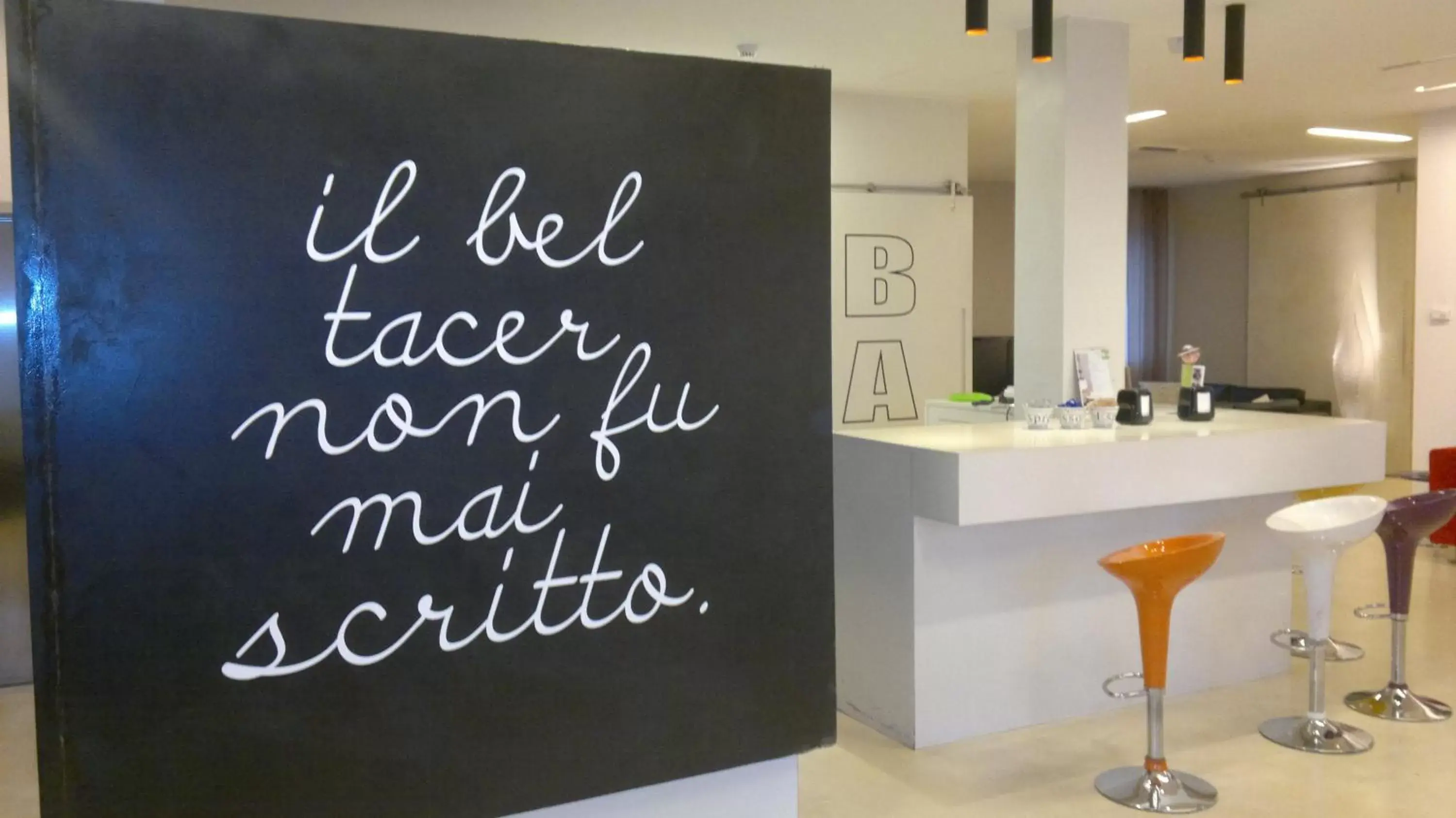 Lounge or bar in Key Hotel Lounge or bar in Key Hotel