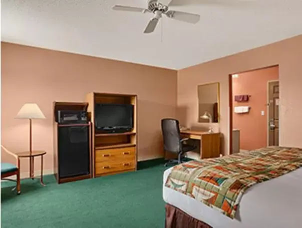 Photo of the whole room, Bed in Baymont by Wyndham Sullivan Photo of the whole room, Bed in Baymont by Wyndham Sullivan