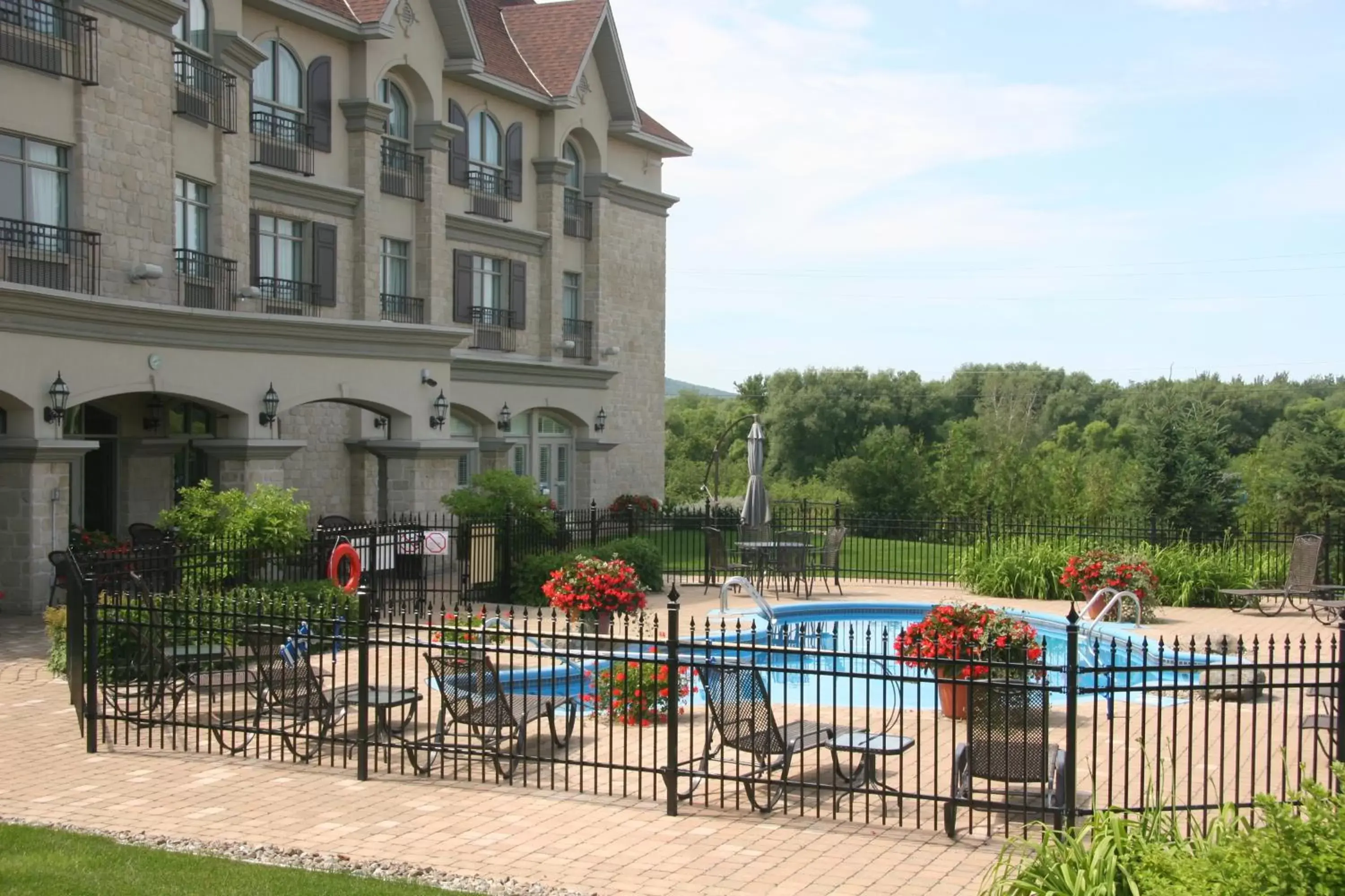 Facade/entrance, Swimming Pool in Hotel Vallea Bromont