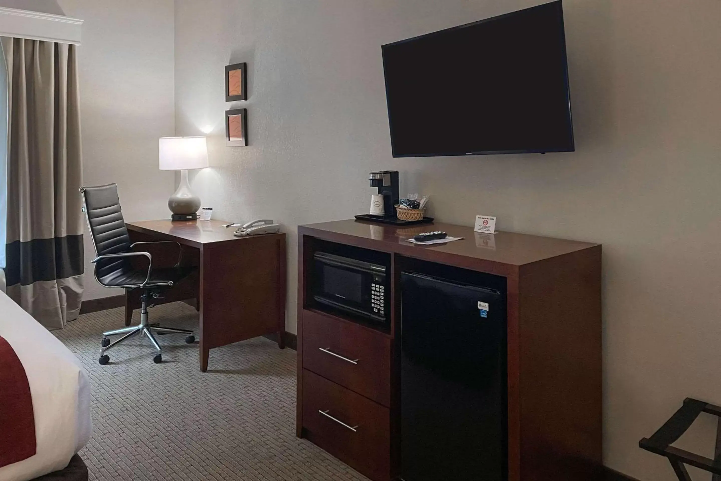 Photo of the whole room, TV/Entertainment Center in Comfort Inn & Suites Rogersville