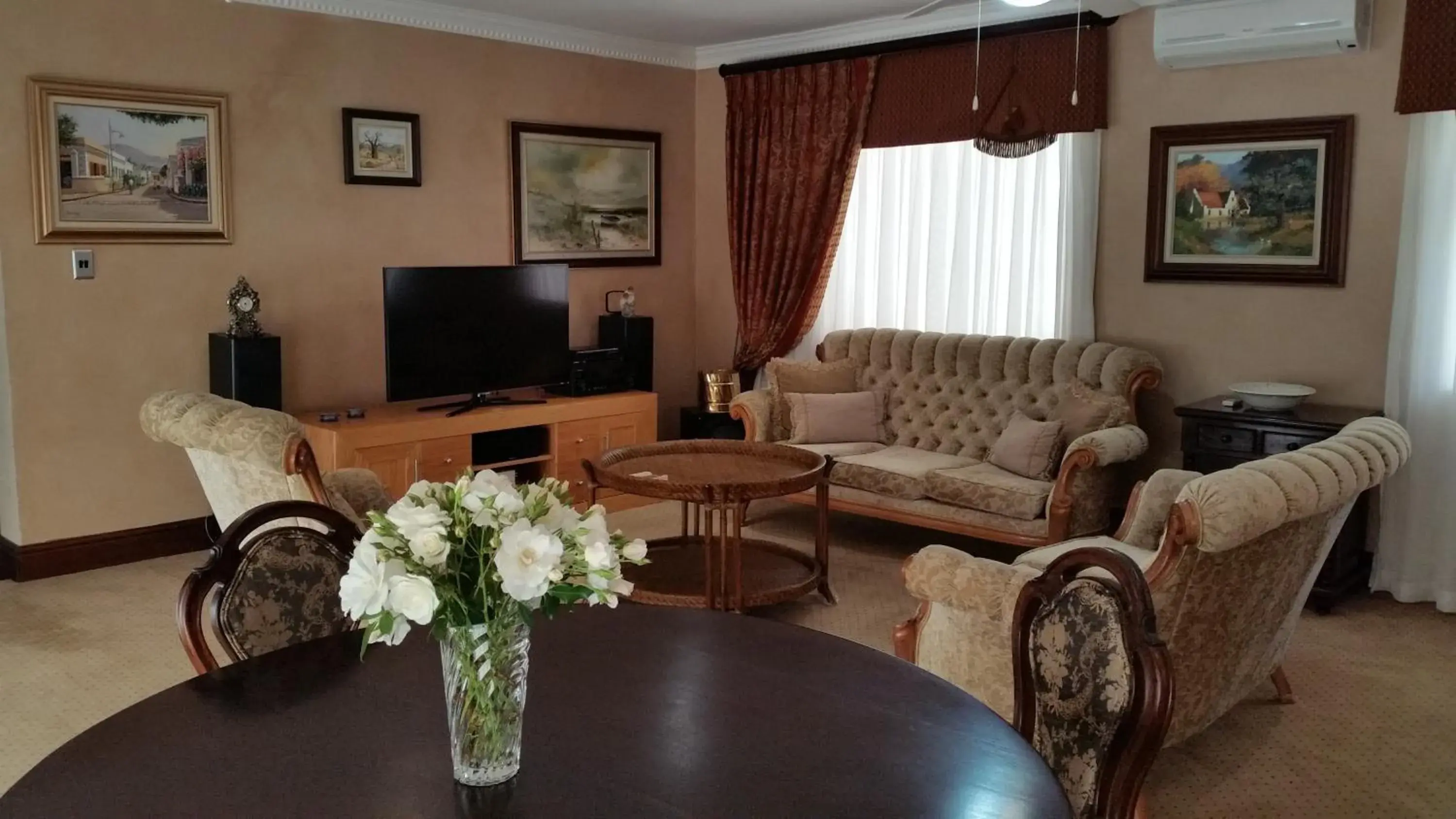 Living room, Seating Area in Royal Ridge Guesthouse