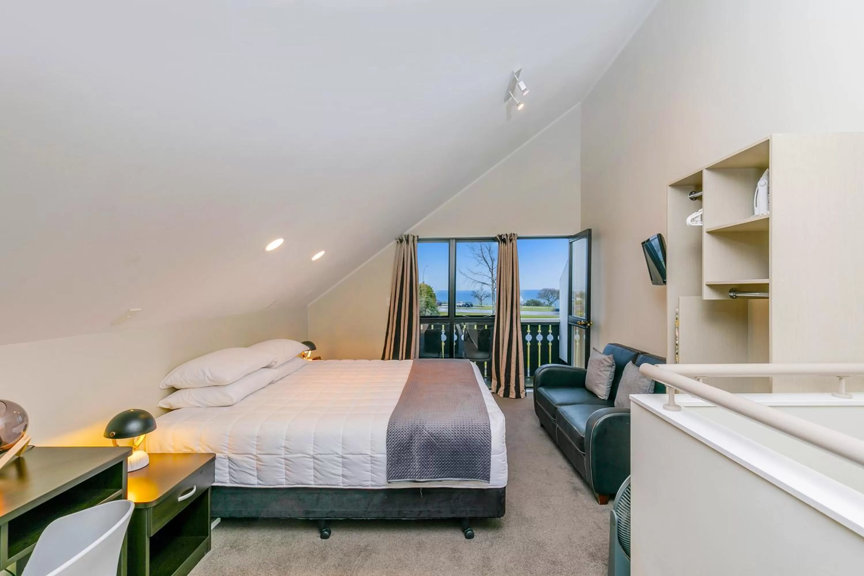 Photo of the whole room, Bed in Le Chalet Suisse Motel Taupo