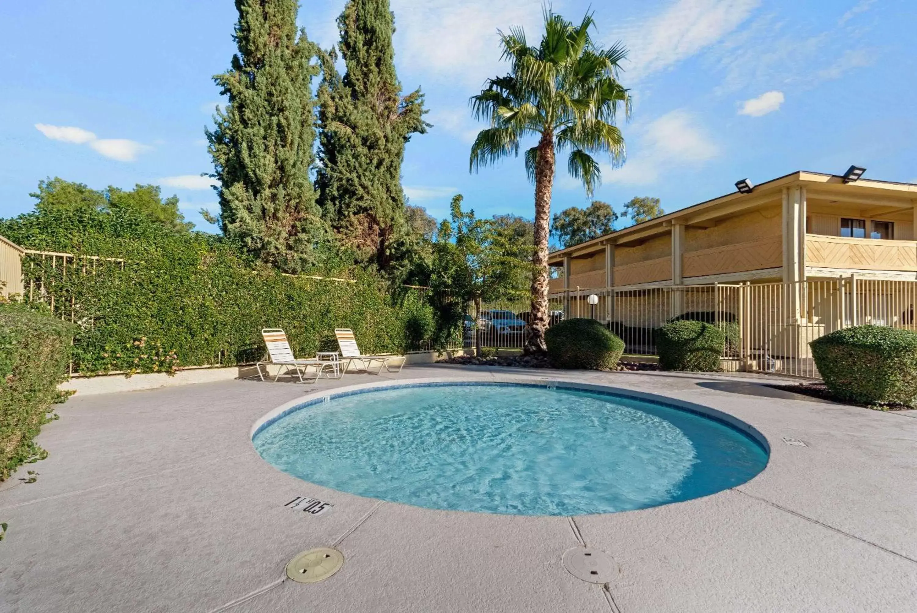 Hot Tub, Swimming Pool in La Quinta Inn by Wyndham Phoenix North
