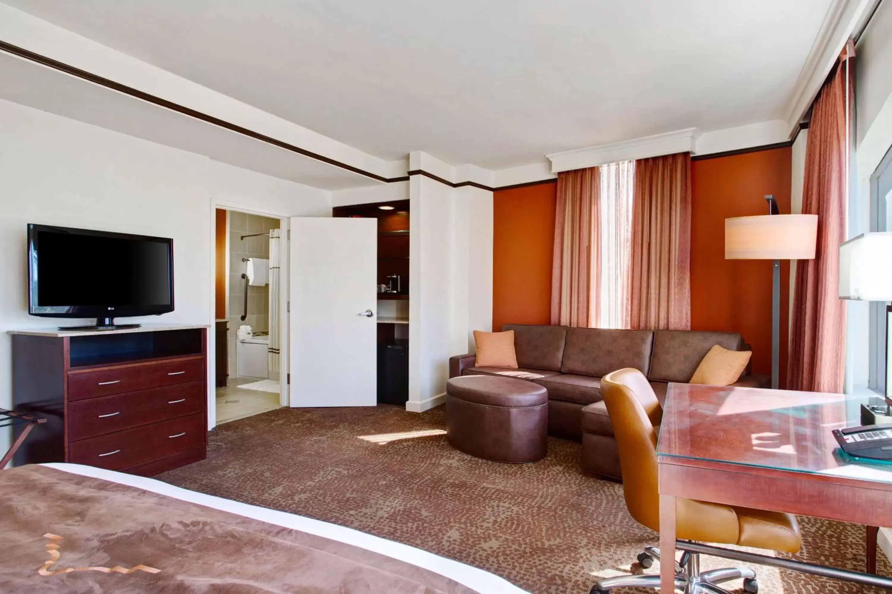 Bedroom, Seating Area in The Emily Morgan Hotel - A DoubleTree by Hilton