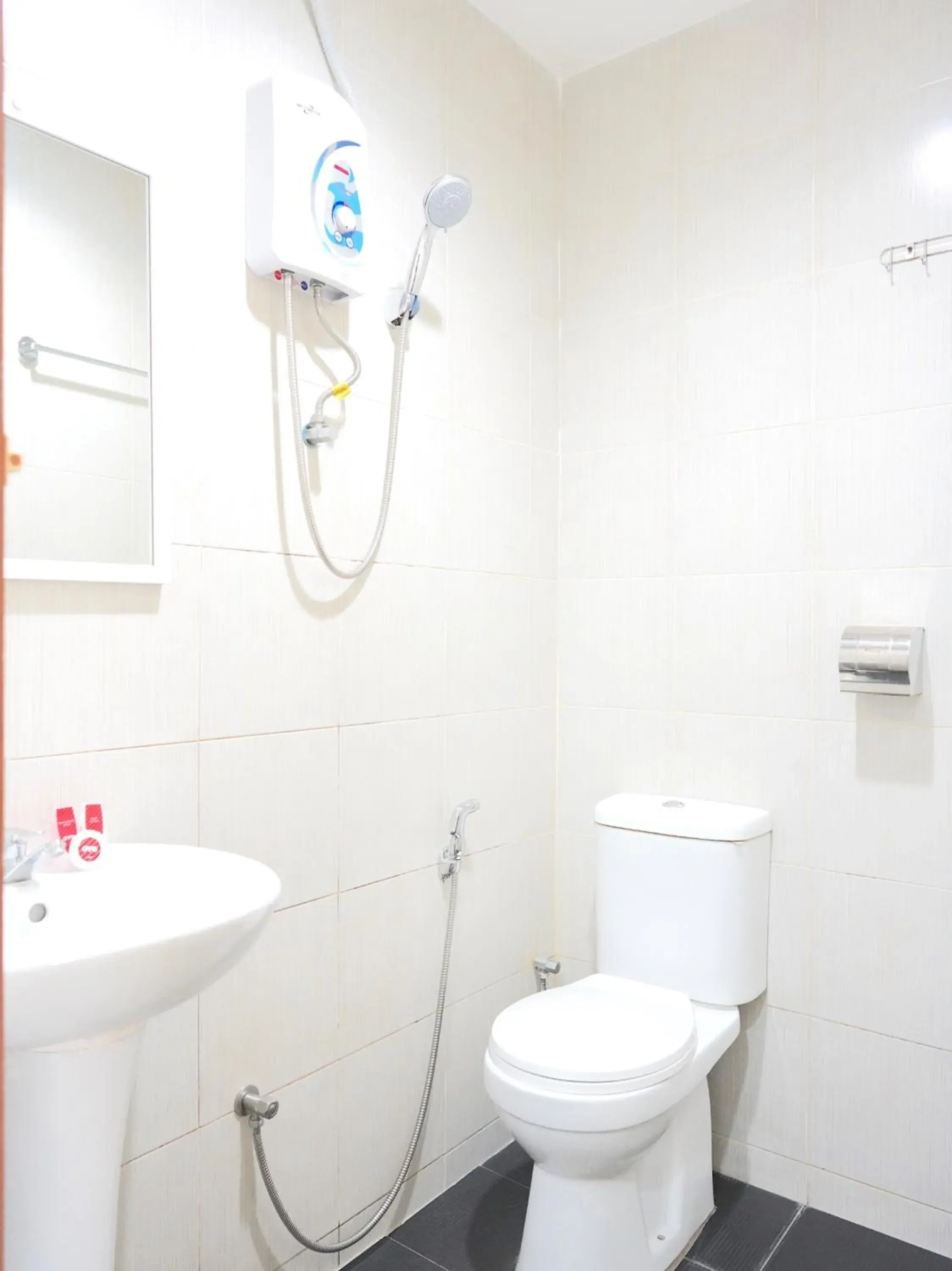 Bathroom in OYO 89373 Nobel Homestay