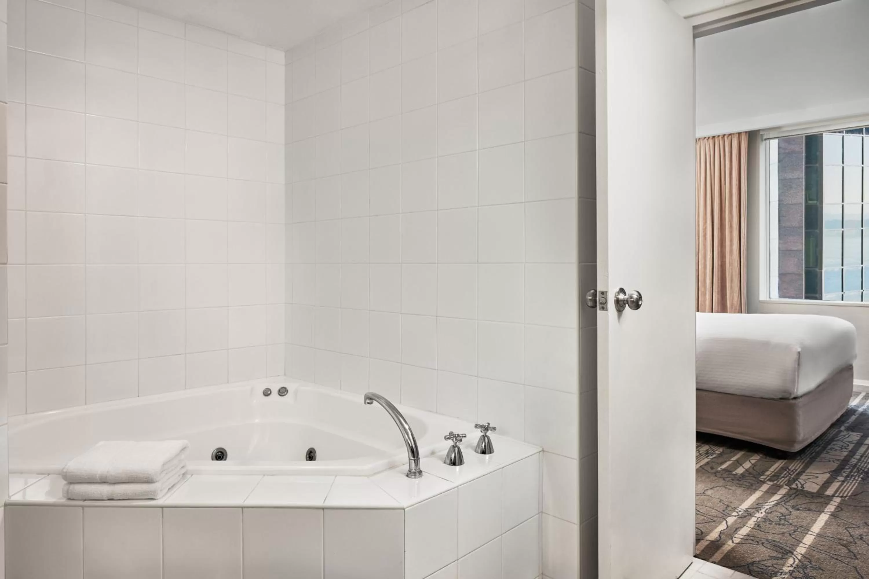 Bathroom, Bed in Sydney Harbour Marriott Hotel at Circular Quay