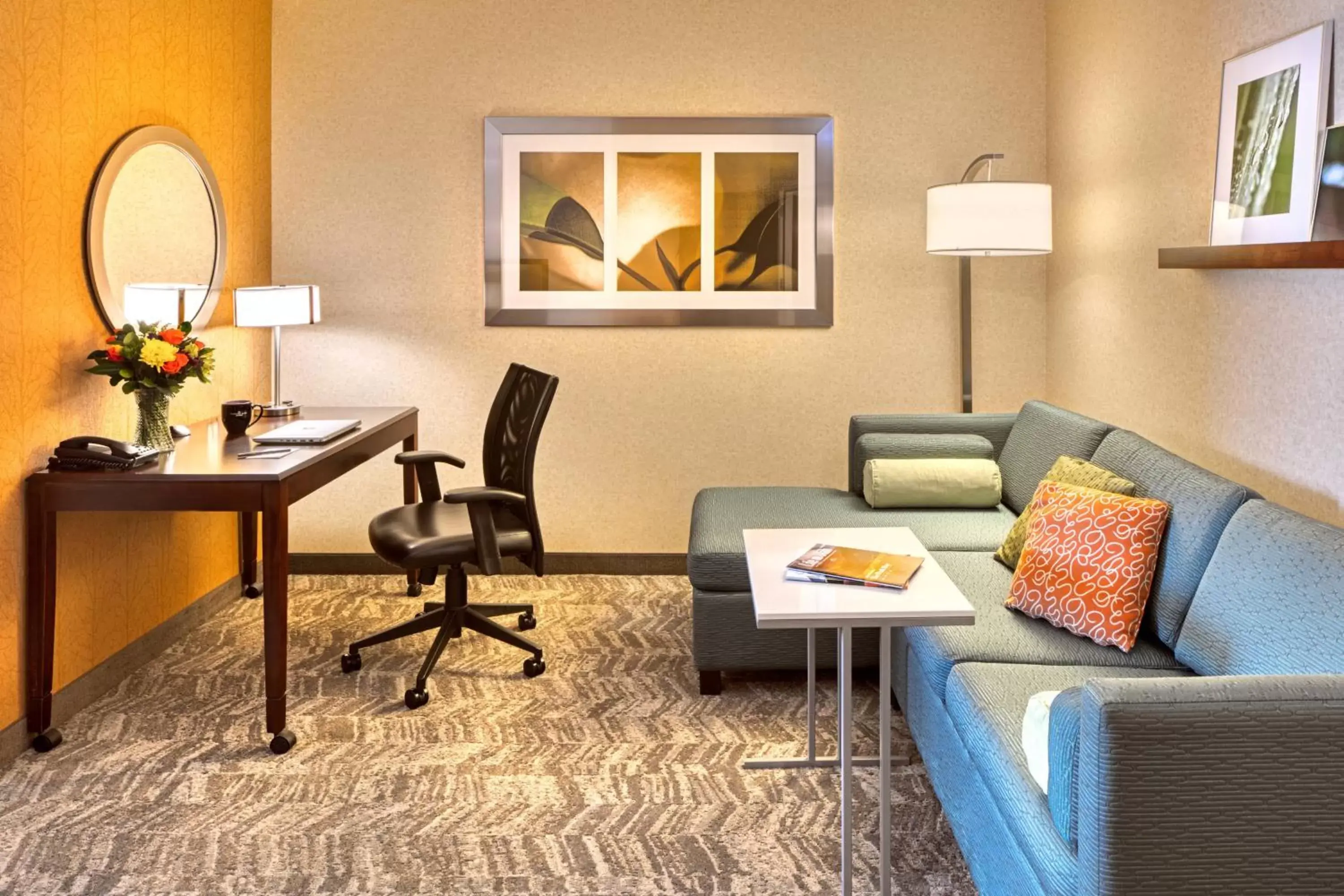 Living room, Seating Area in SpringHill Suites by Marriott Salt Lake City Downtown