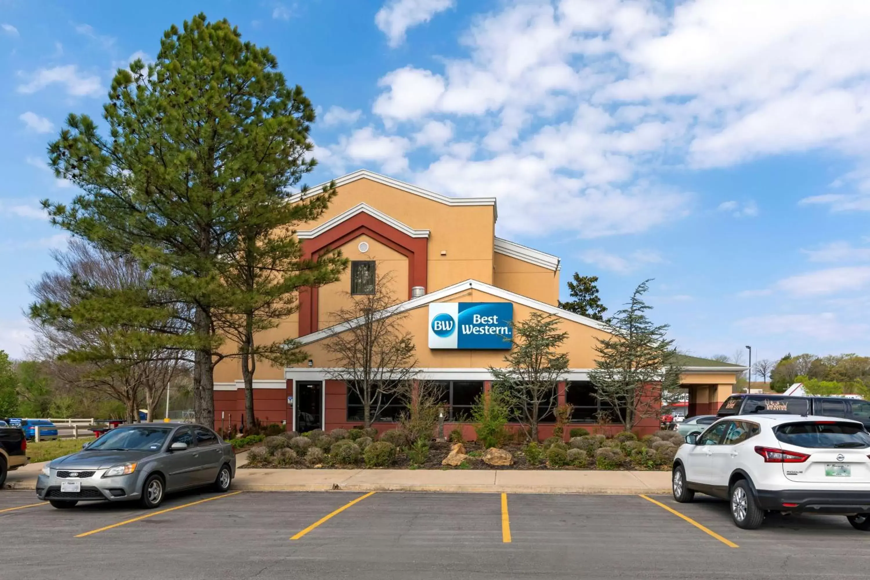 Property Building in Best Western Seminole Inn and Suites